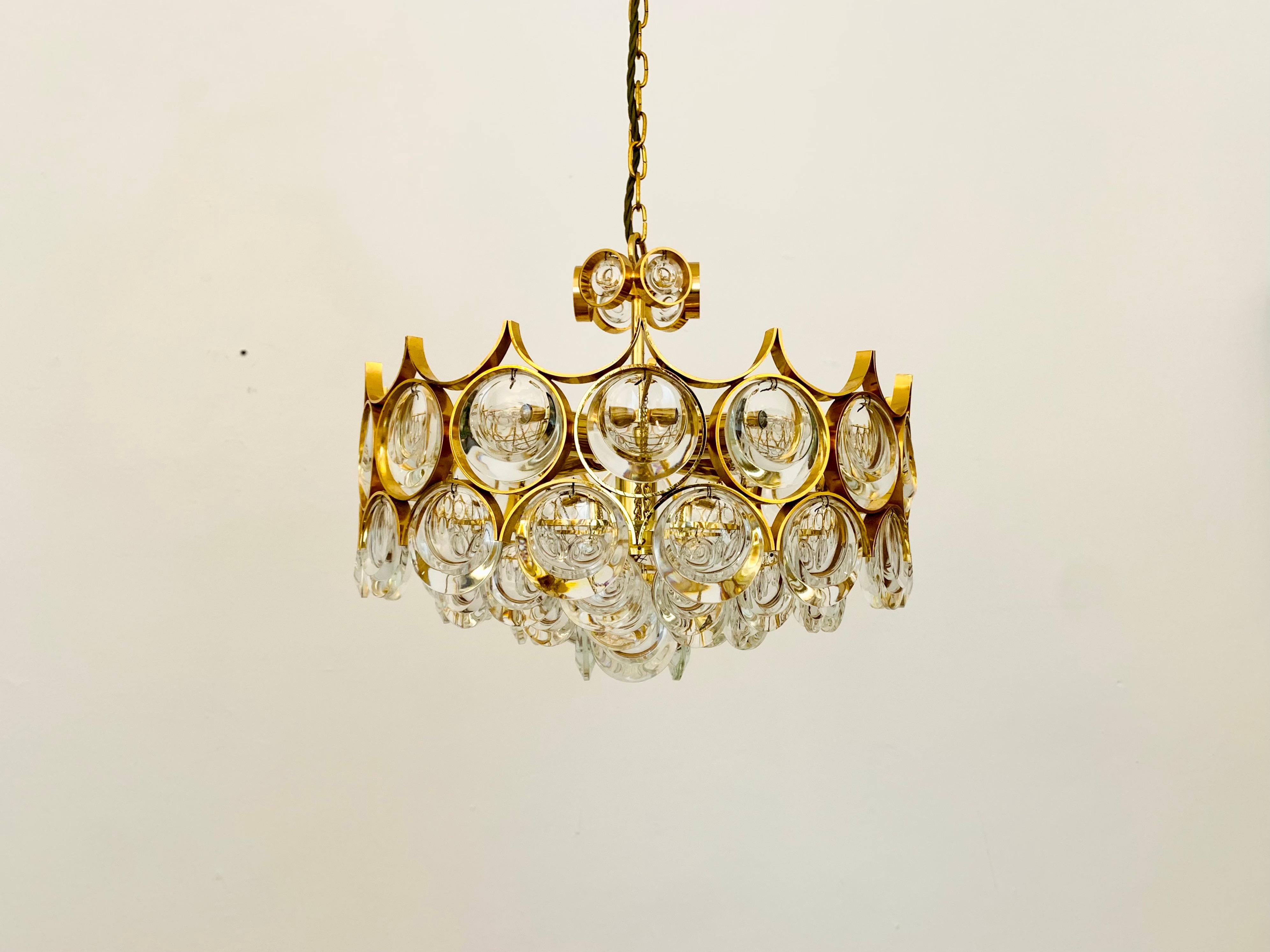 Extremely beautiful and high quality chandelier from the 1960s.
The high-quality workmanship and the very elegant material impress at first glance.
Exceptionally beautiful design.
The crystals spread a spectacular play of light in the