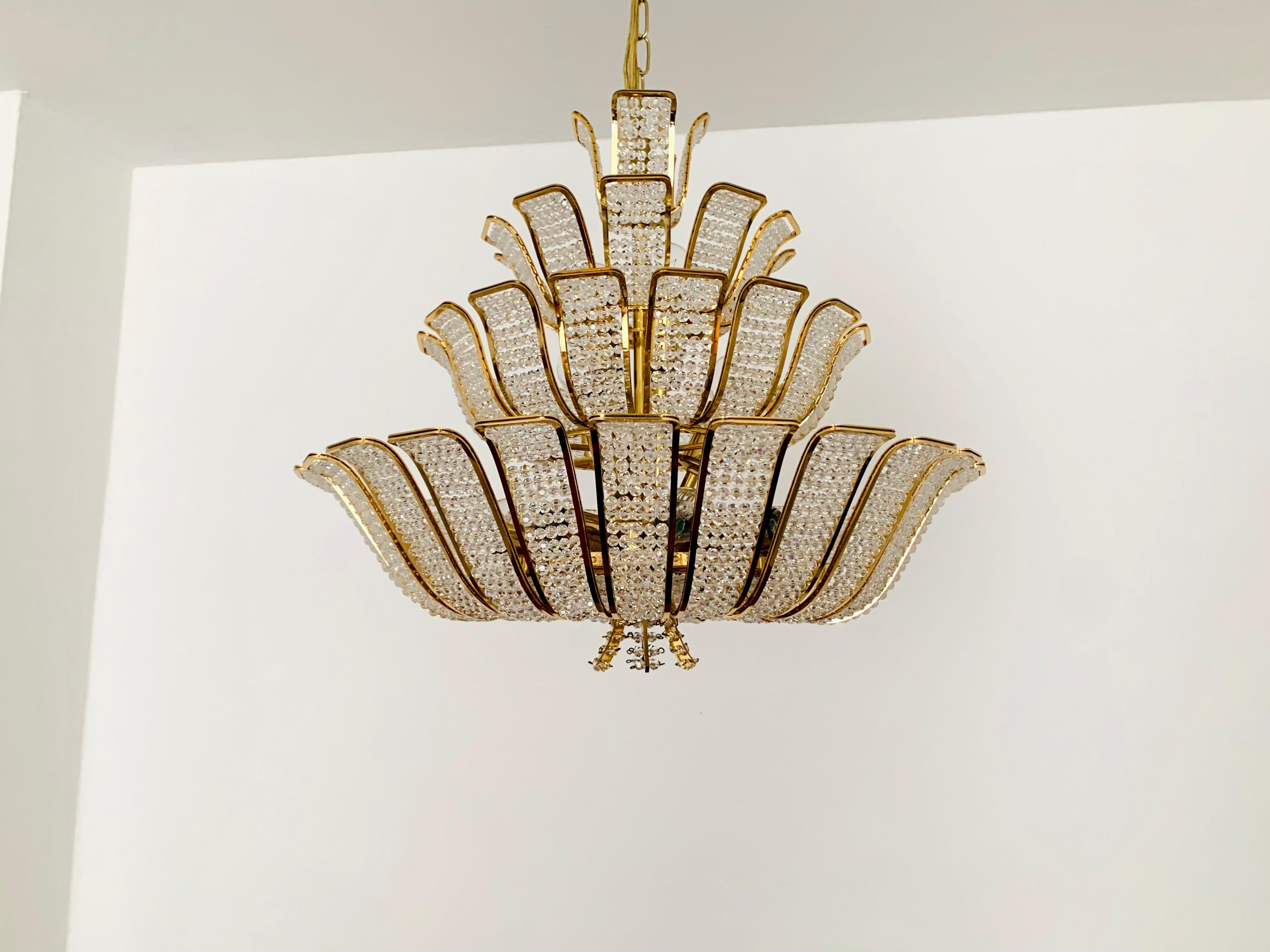 Stunningly beautiful chandelier from the 1970s.
The excellent workmanship and the very noble material impress at first glance.
Exceptionally beautiful design.
The lamp spreads a spectacular play of light in the room.

Manufacturer: