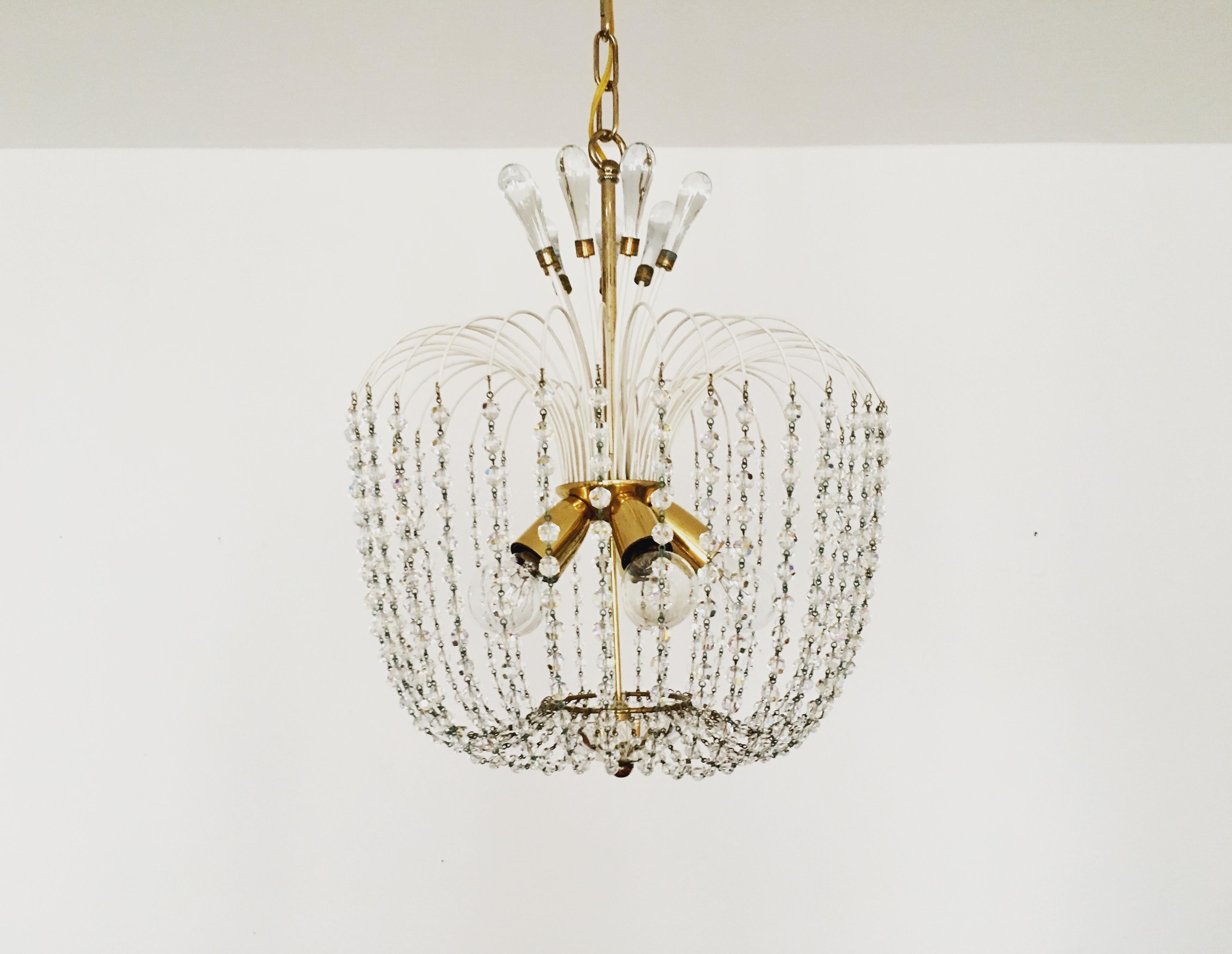 Lampadario estremamente bello degli anni '1950.
La lavorazione di alta qualità e il materiale molto nobile colpiscono a prima vista.
Un design eccezionalmente bello.
Le pietre scintillanti diffondono una luce sensazionale.

Produttore: Vereinigte