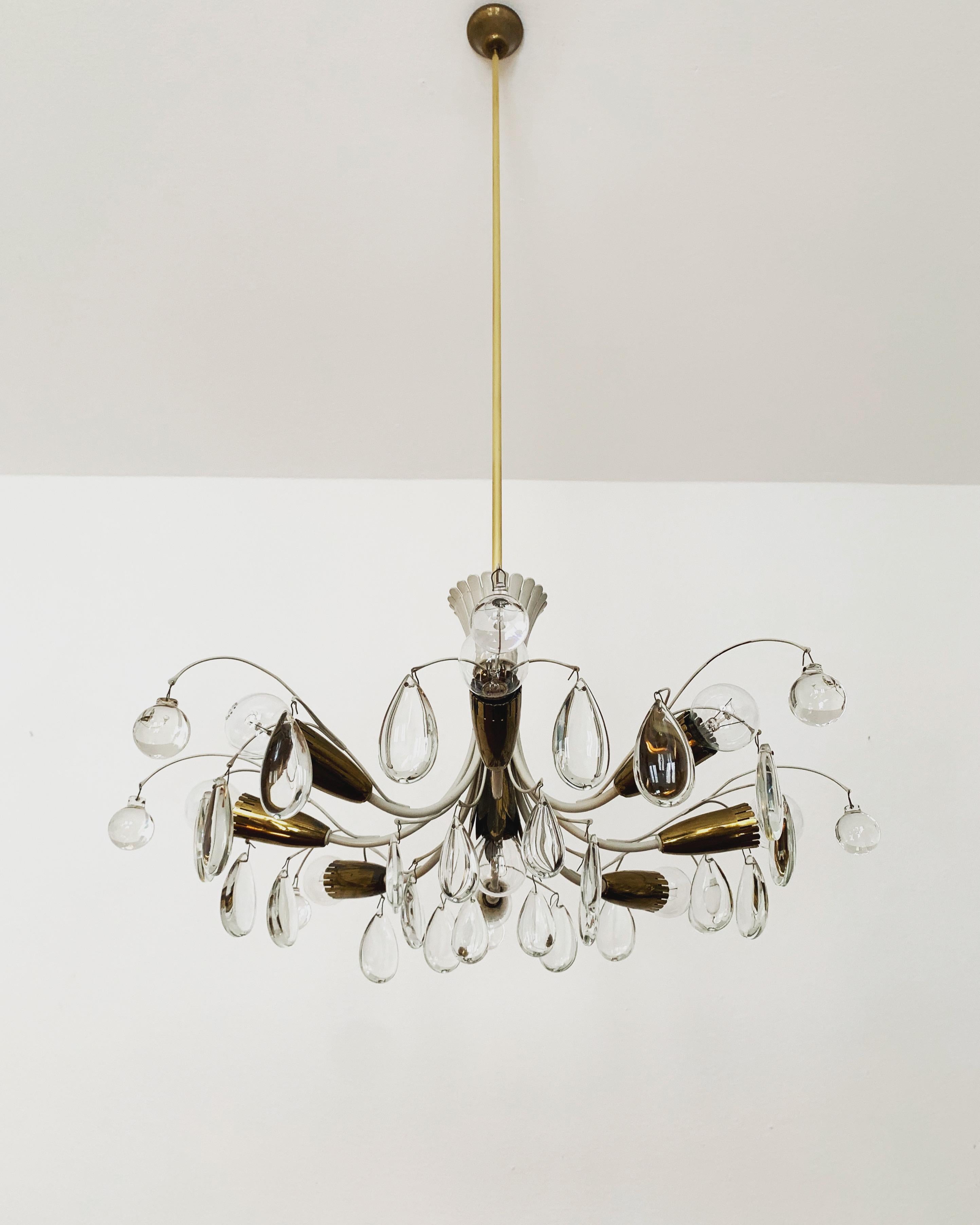 Un lampadario eccezionalmente bello degli anni '50.
La lavorazione di alta qualità e il materiale molto pregiato colpiscono al primo sguardo.
Un design eccezionalmente bello.
Le pietre scintillanti emettono una luce sensazionale.

Produttore: