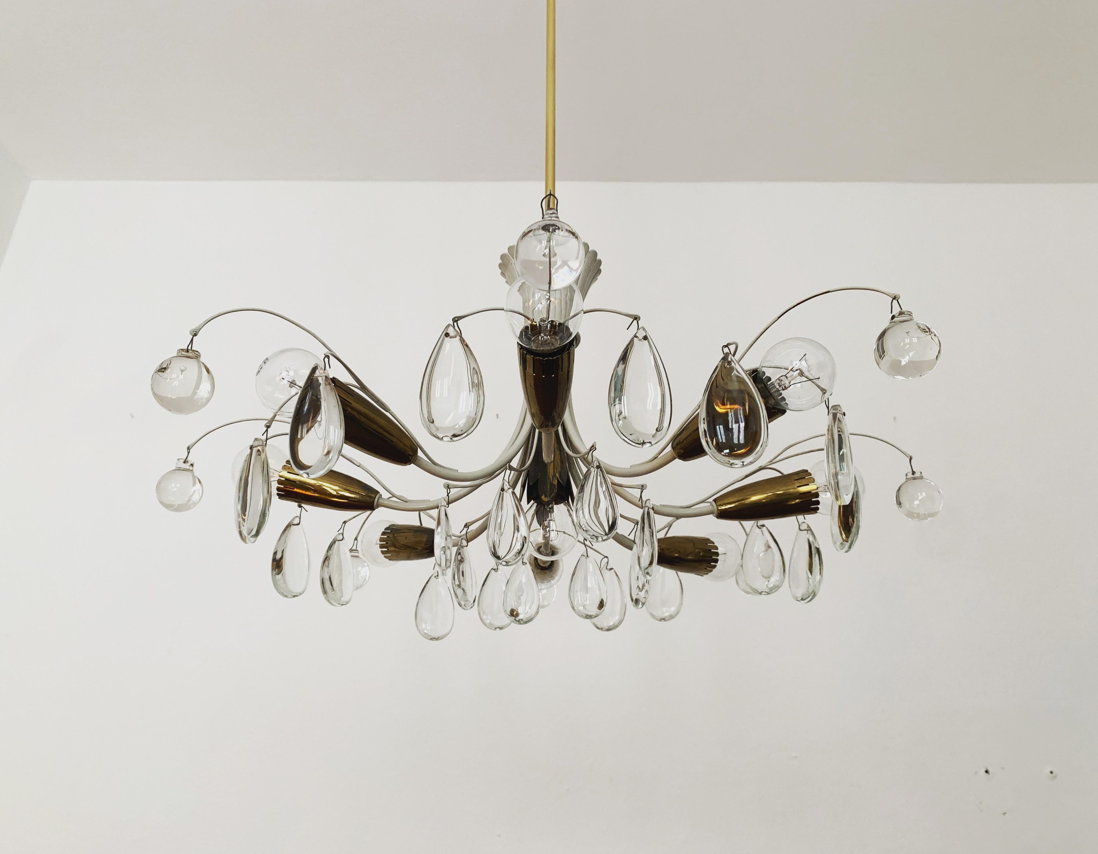 Metallo Lampadario in cristallo di Vereinigte Werkstätten München in vendita