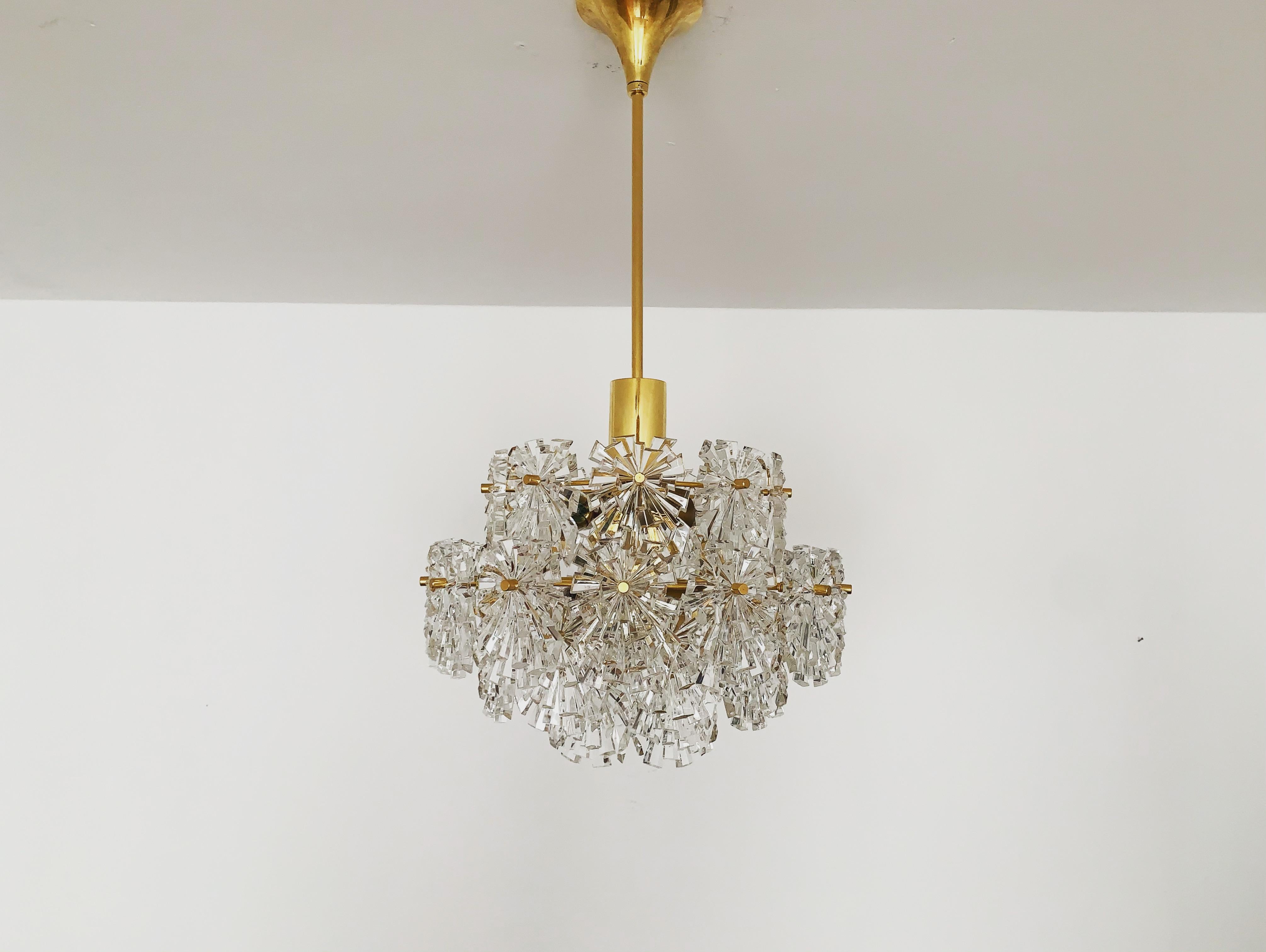 Bellissimo lampadario a 4 piani degli anni '60.
La lavorazione di alta qualità e il materiale molto nobile colpiscono a prima vista.
Un design eccezionalmente bello.
Nella stanza si crea uno spettacolare gioco di luci.

36 Cristalli