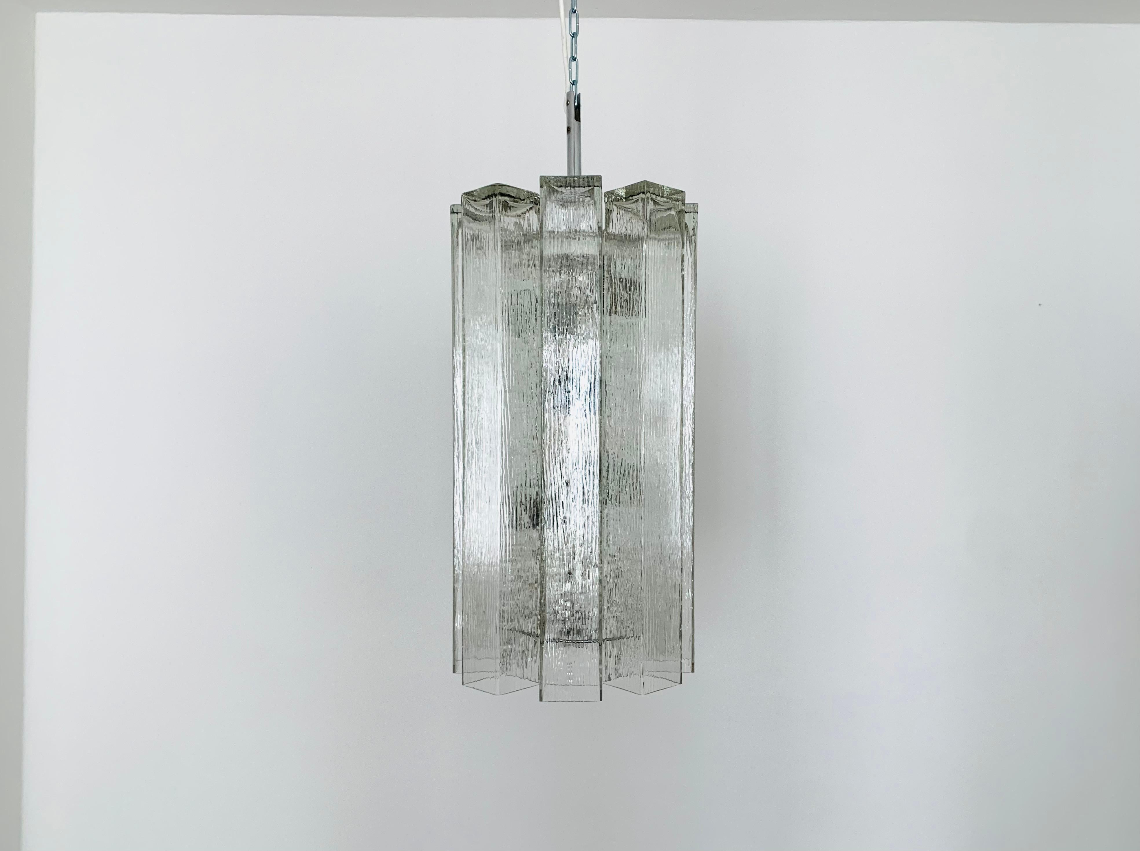 Très belle et grande lampe en verre de cristal des années 1960.
La lampe impressionne par son design et sa taille.
Les 8 éléments en verre sont disposés en forme d'étoile et brillent d'un éclat particulier grâce à leurs différentes