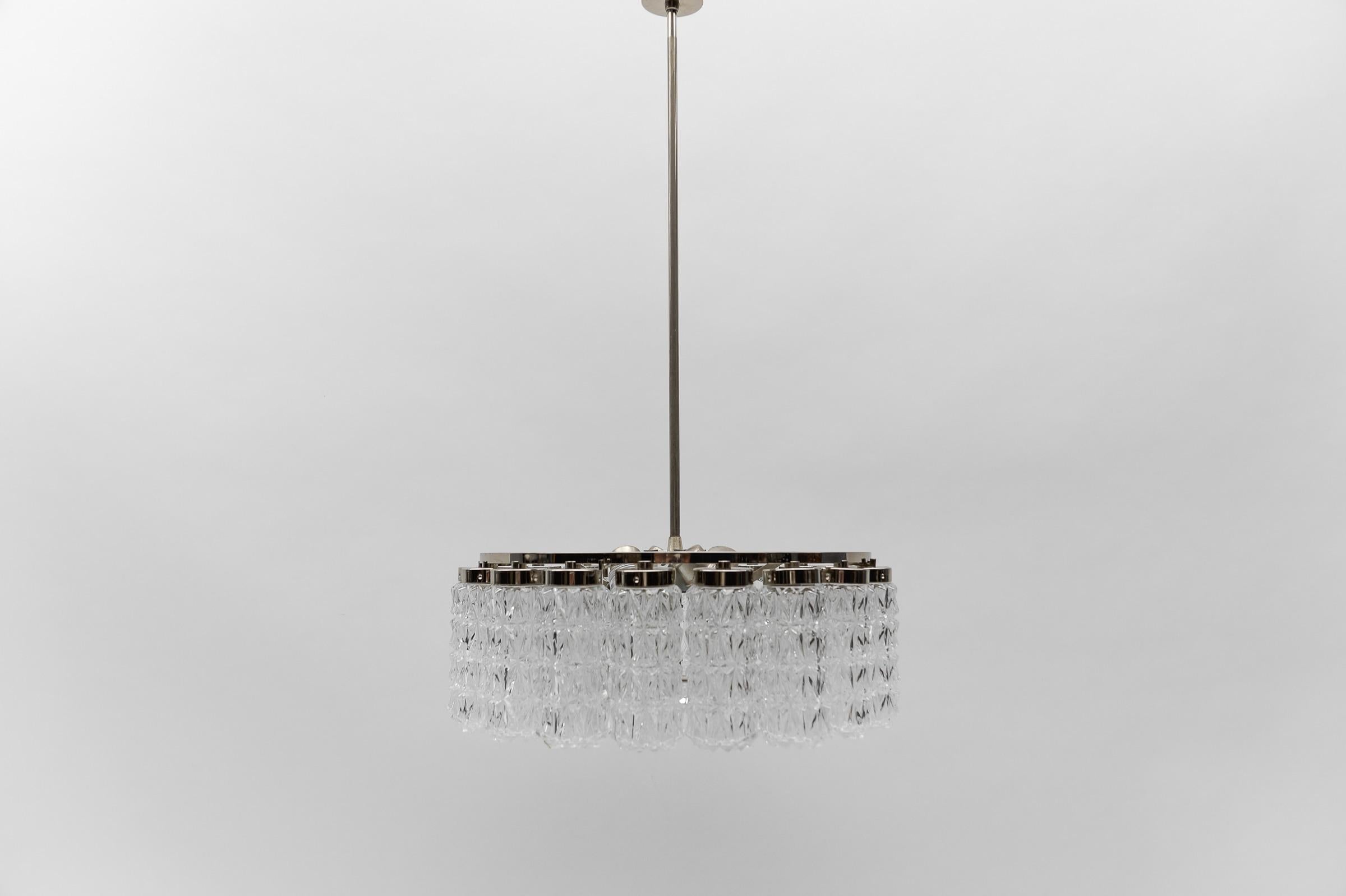 La lampada necessita di 4 lampadine a vite Edison E27 / E26, è cablata, funzionante e funziona sia a 110 che a 230 volt.

Le lampadine non sono incluse.

È possibile installare questo apparecchio in tutti i paesi (Stati Uniti, Australia, Asia, Regno