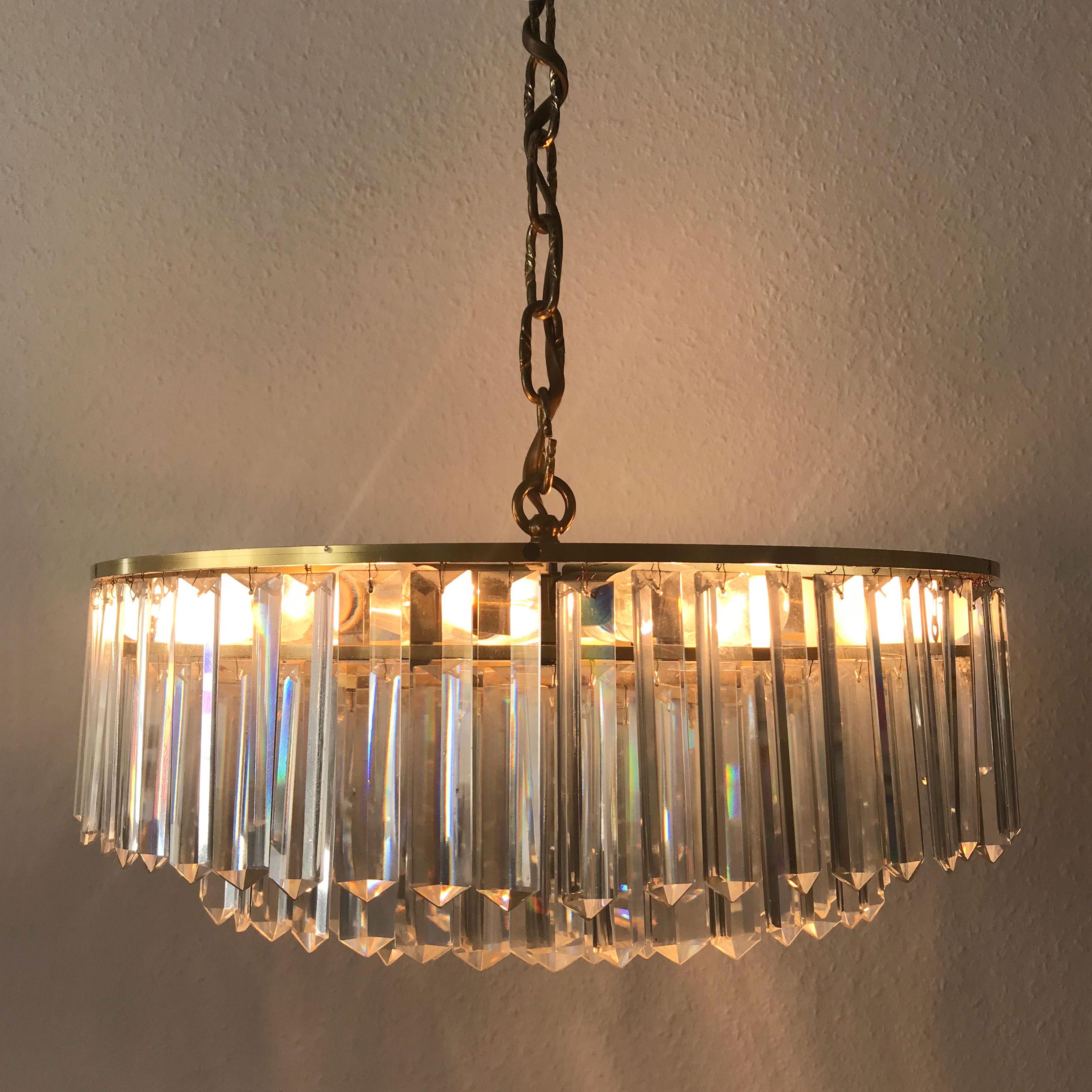 Elegant and timeless Mid-Century Modern chandelier or pendant lamp. Manufactured by Bakalowits & Söhne, Vienna, Austria in 1950s. Executed in crystal glass and brass.

The chandelier needs six E14 Edison screw fit bulbs. It is wired, in working