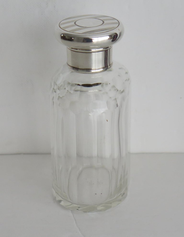 Crystal Glass Cologne or Perfume Bottle Sterling Silver Top Art Deco London 1919 In Good Condition For Sale In Lincoln, Lincolnshire