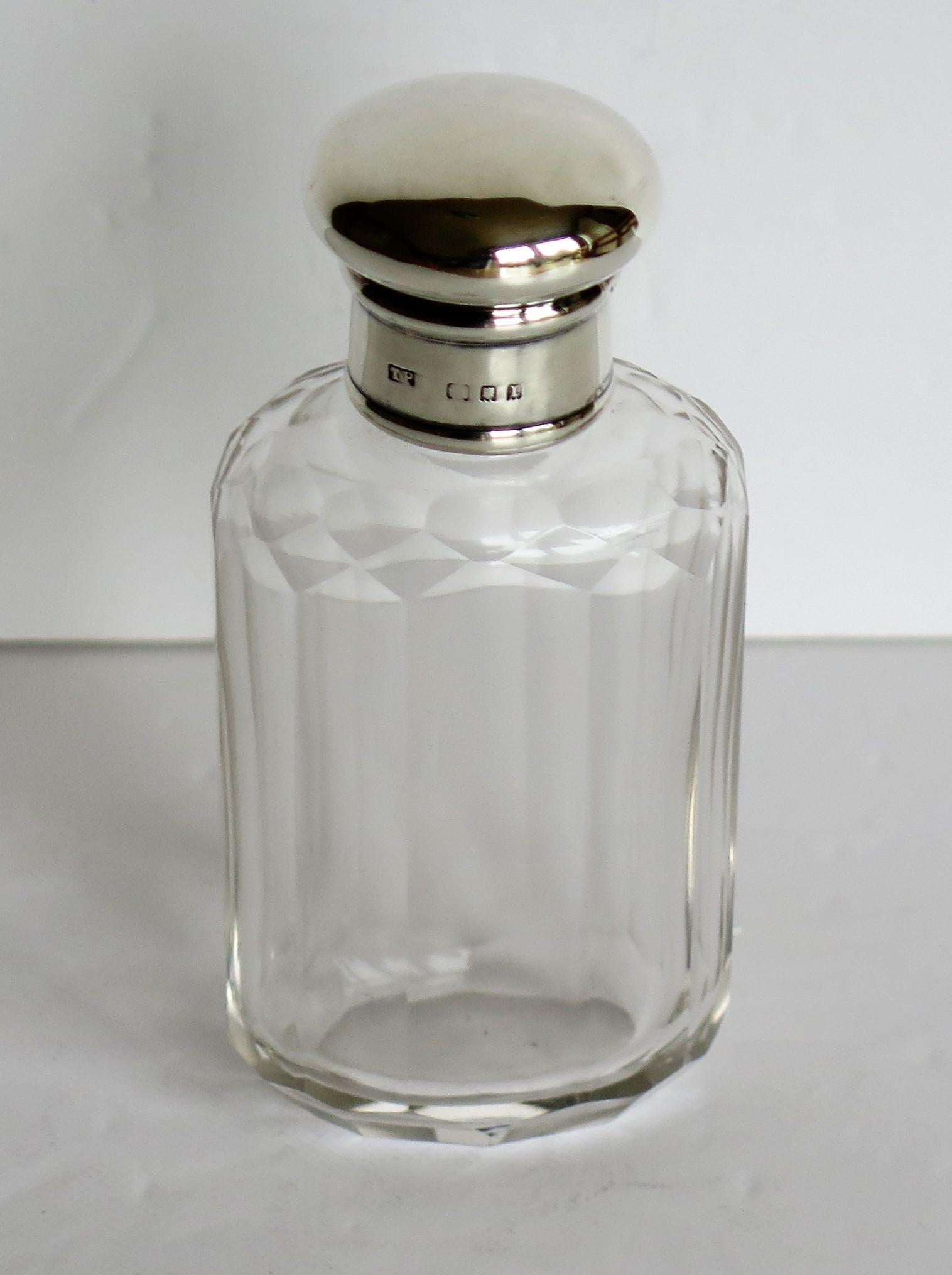 This is a very attractive crystal cut glass cologne or perfume bottle with a sterling silver lid, which we attribute to Thomas Perry of London, in the Art Deco period of 1926

The bottle or jar has an oval - rectilinear shape with vertical fluted