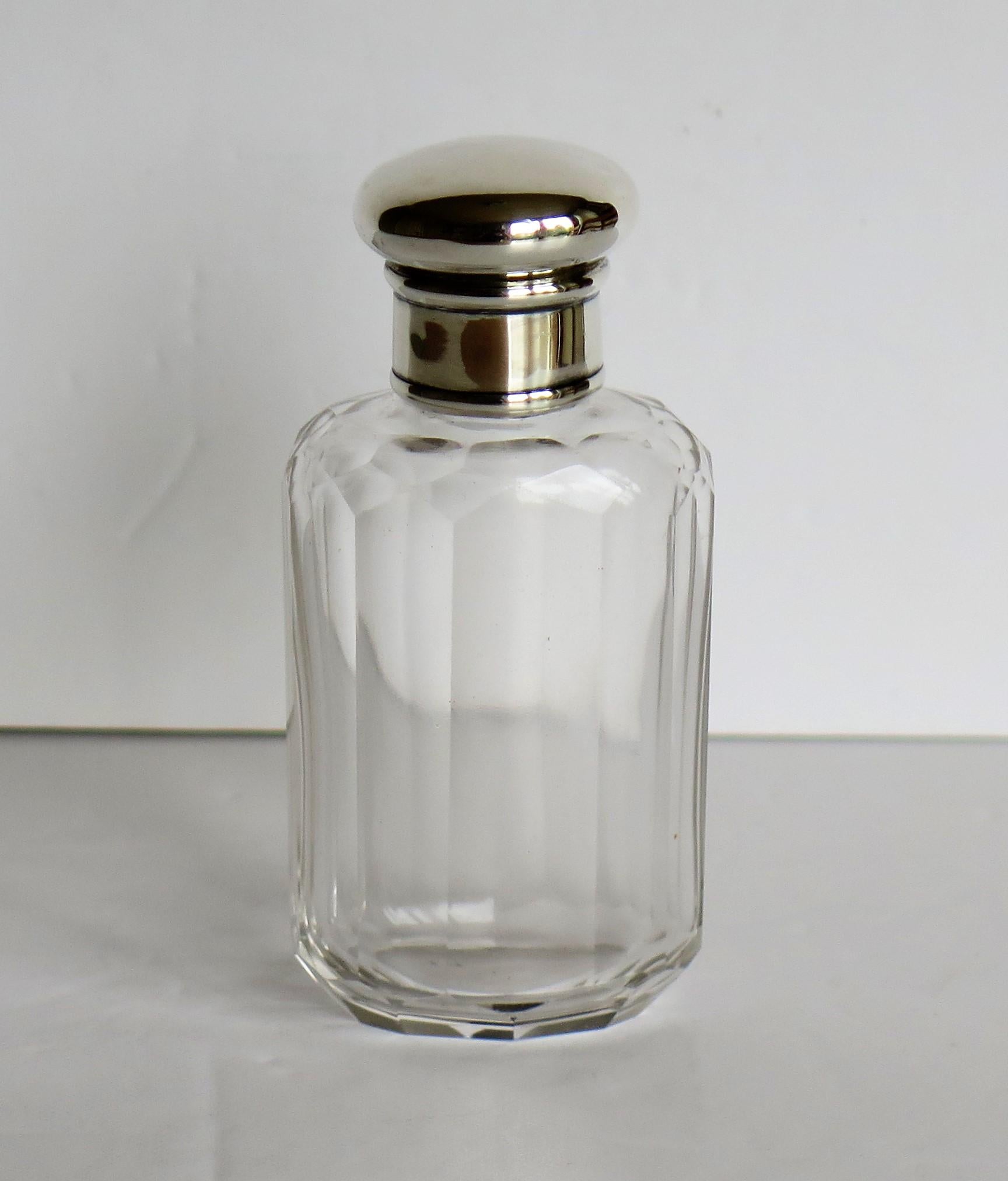 Hand-Crafted Crystal Glass Cologne or Perfume Bottle with Sterling Silver Top, London, 1926