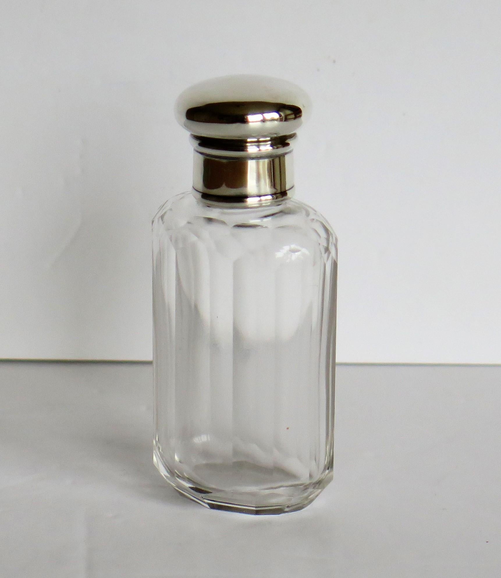 Crystal Glass Cologne or Perfume Bottle with Sterling Silver Top, London, 1926 In Good Condition In Lincoln, Lincolnshire