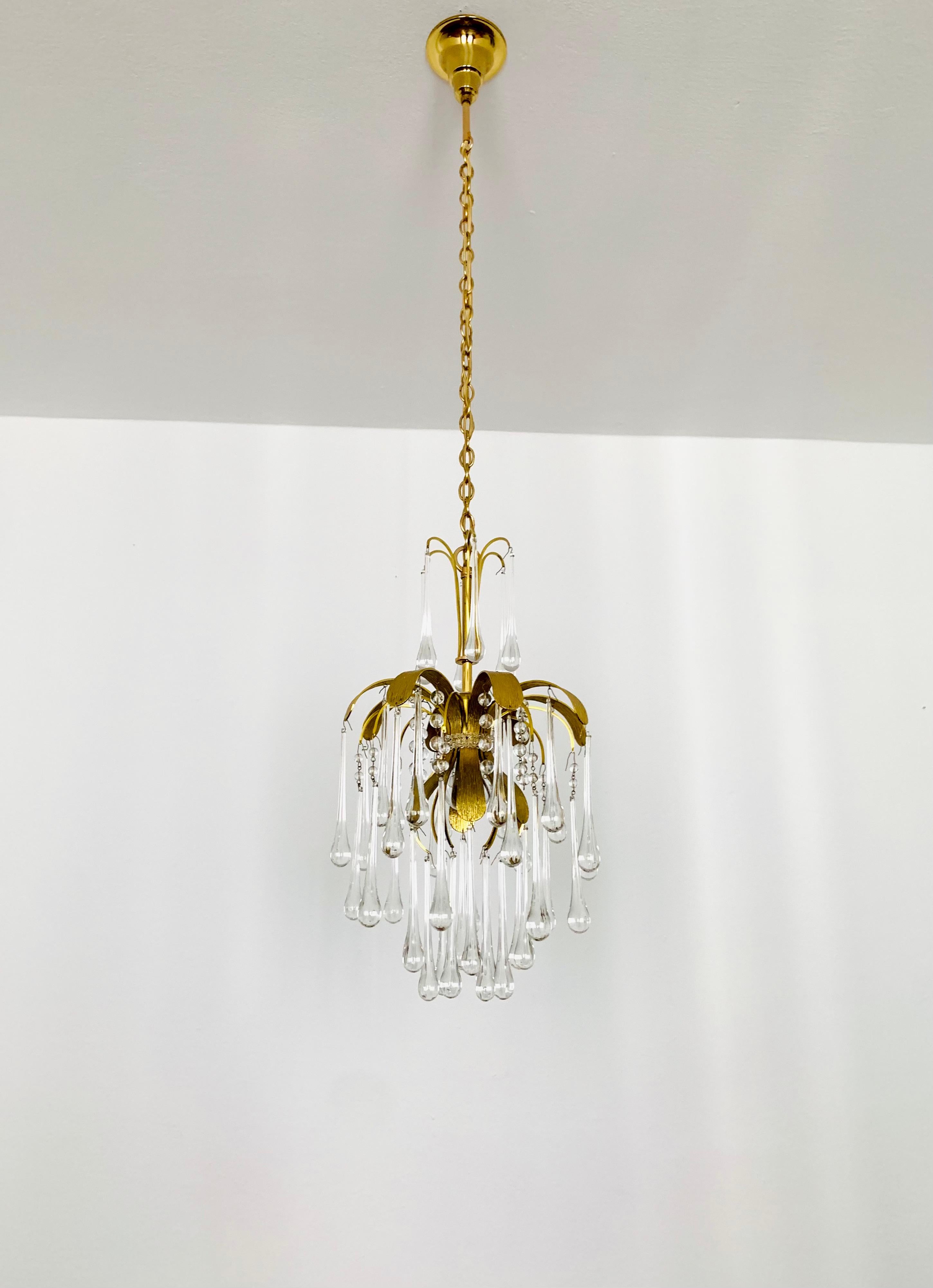 Splendido lampadario in cristallo degli anni '60.
Le gocce di vetro di alta qualità diffondono un gioco di luce impressionante e scintillante.
Lavorazione di eccezionale qualità.
L'aspetto è molto elegante e lussuoso, un vero e proprio richiamo per