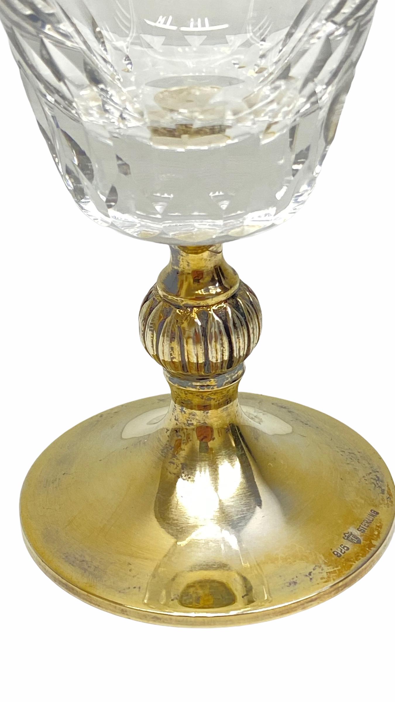 Ein schönes Kristallglas mit vergoldetem Sterlingsilberstiel, gefunden bei einem Nachlassverkauf in Österreich. Sehr guter, alters- und gebrauchsgerechter Zustand. Gekennzeichnet mit Sterling und 925. Keine Chips, keine Risse, keine Reparaturen.