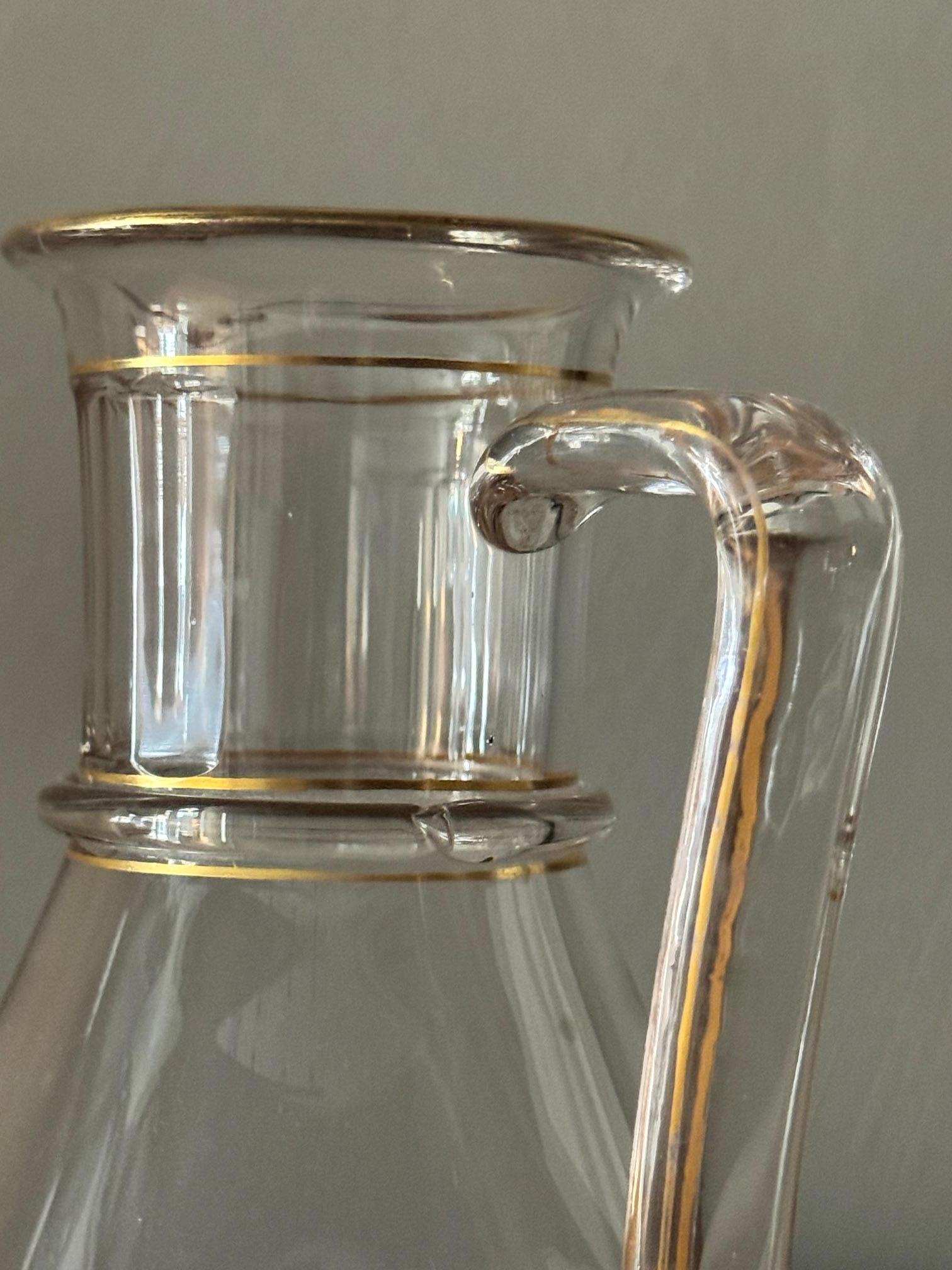 Rare pichet et verres en cristal (6) avec bords dorés par Lobmeyr. Célèbre cristallier autrichien, l'entreprise a été fondée il y a deux cents ans et est située en Autriche. 
Les verres Lobmeyr sont d'abord soufflés à la bouche, puis taillés, gravés
