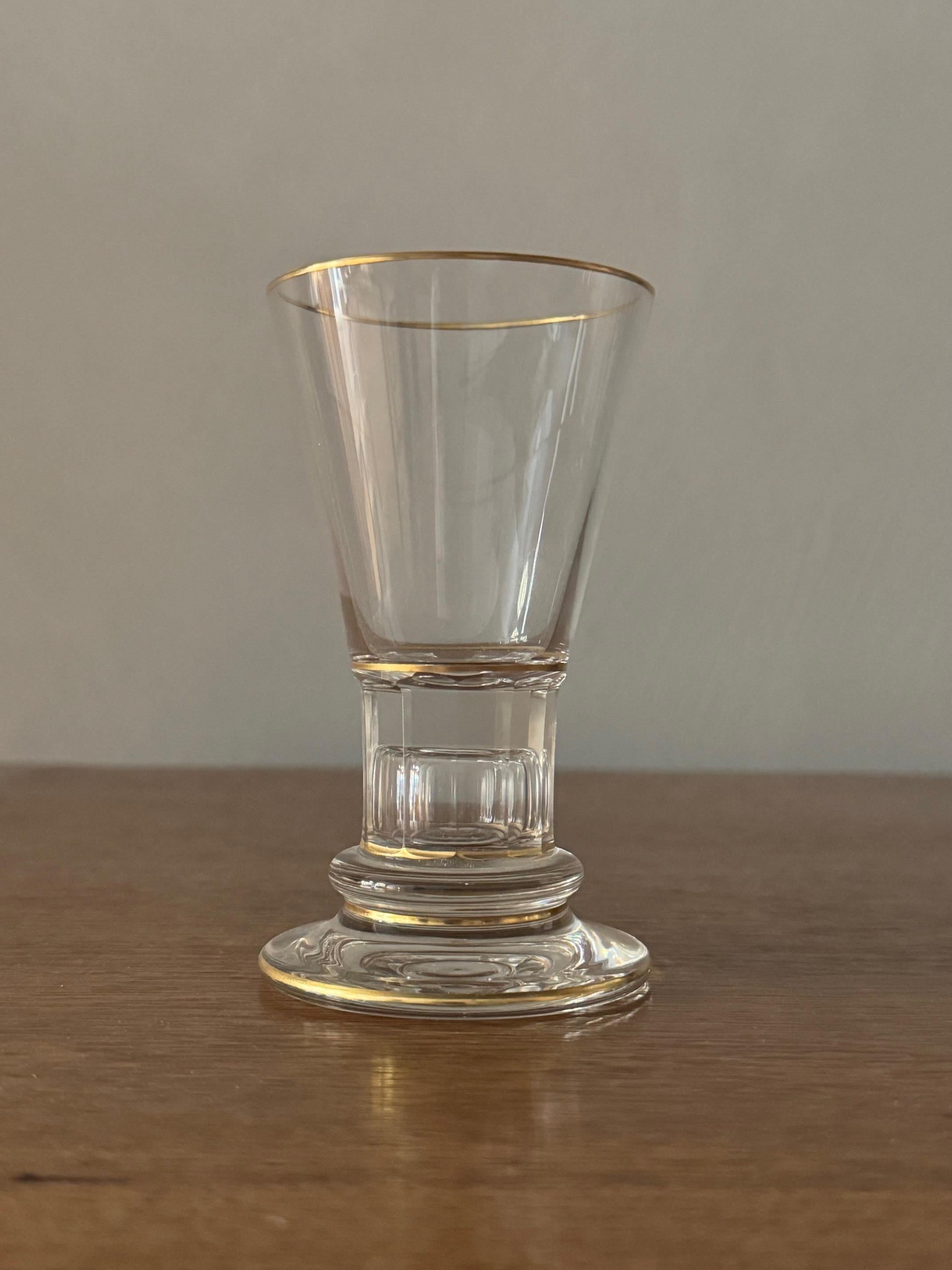 Autrichien Pichet et gobelets en verre de cristal avec détails dorés signés Lobmeyr en vente