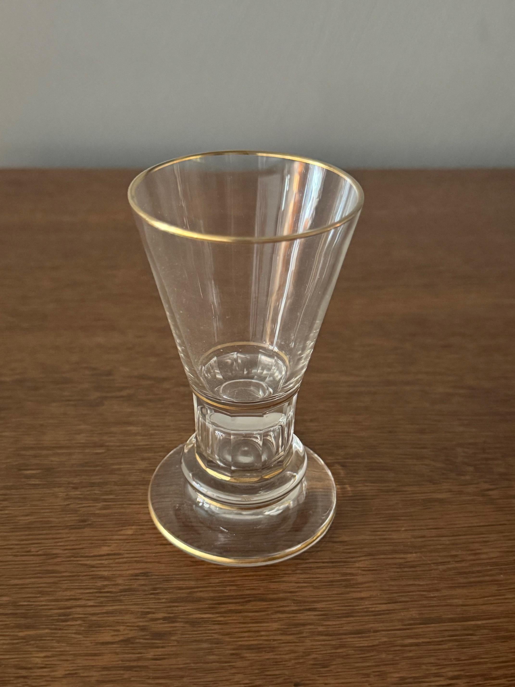 Verre Pichet et gobelets en verre de cristal avec détails dorés signés Lobmeyr en vente