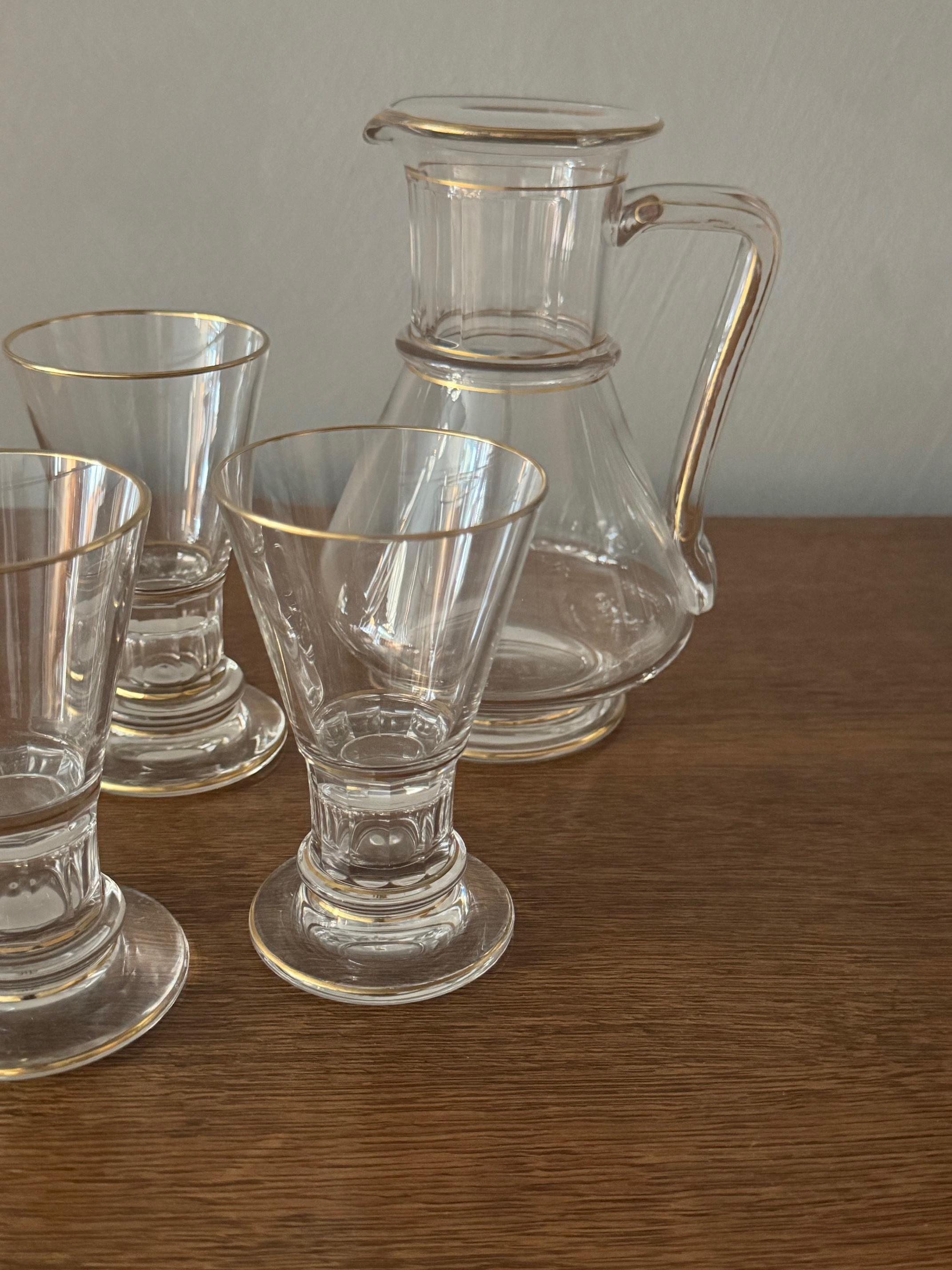 Pichet et gobelets en verre de cristal avec détails dorés signés Lobmeyr en vente 1