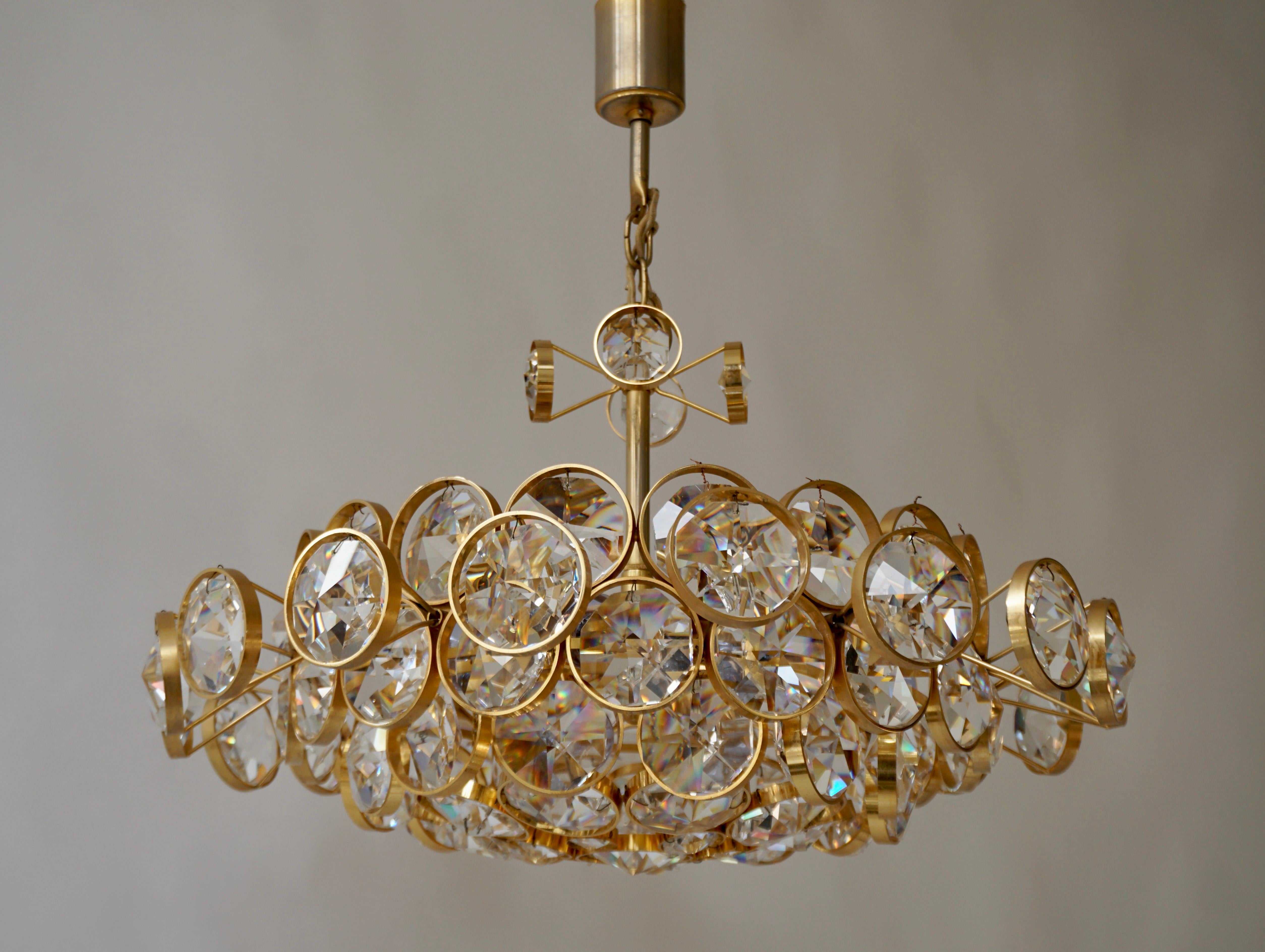 A gorgeous and high quality gold-plated brass chandelier or pendant light by Palwa (Palme & Walter), Germany, manufactured in midcentury, circa 1960.
An awesome Hollywood Regency light fixture.
Similar to the lights of J.L. Lobmeyr or Bakalowits.