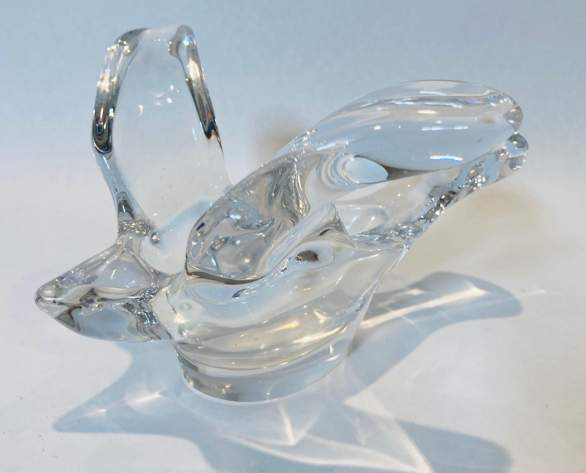 Crystal Peace Dove Dish Vide Poche Catchall Briefbeschwerer.
Vintage wunderschön stilisierte Taube Kristallglas skulpturale Briefbeschwerer oder Schreibtisch Accessoire.
Dieser fabelhafte, skulpturale Briefbeschwerer aus schwerem Kristallglas in