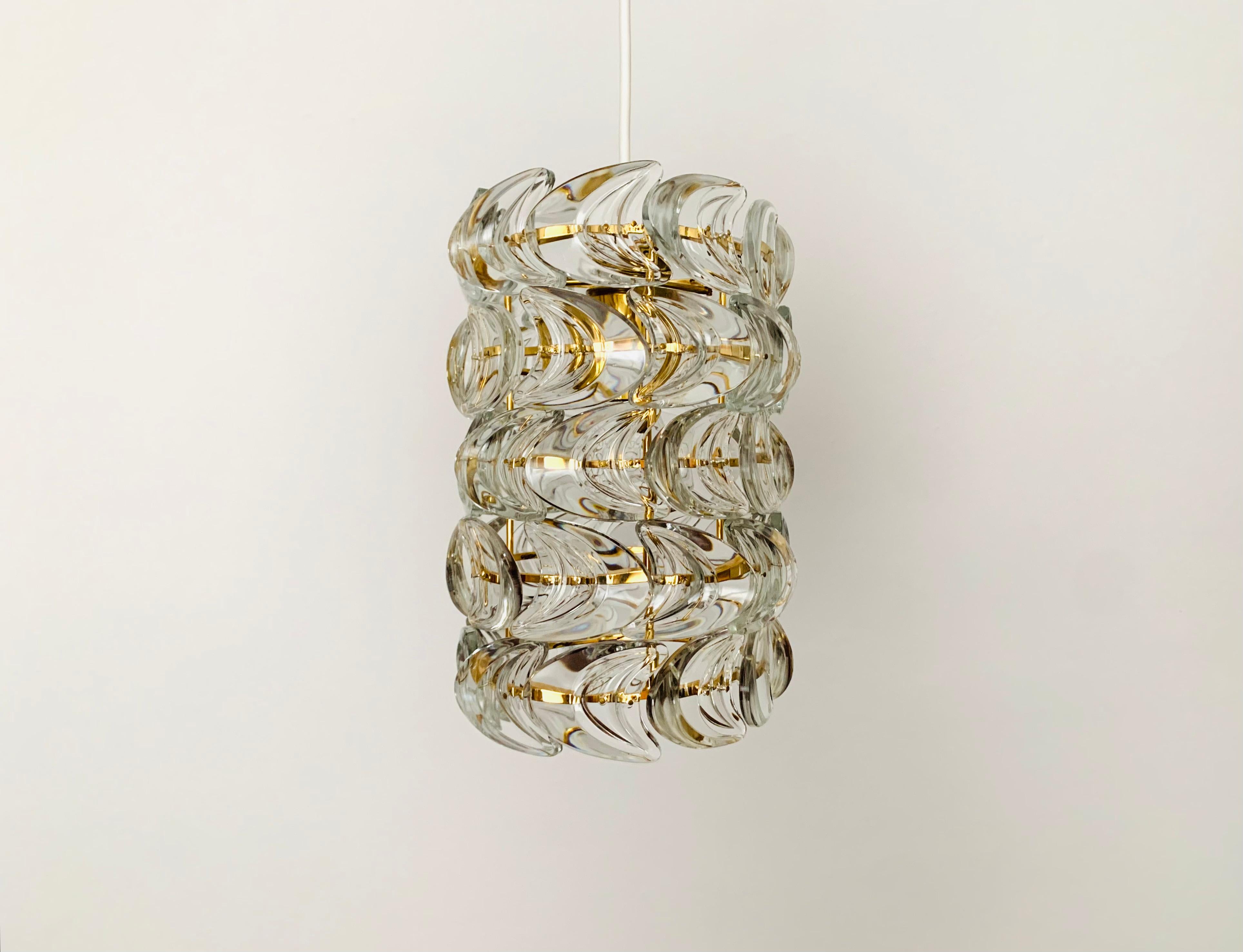 Lampada a sospensione di grande bellezza e qualità degli anni '60.
L'eccellente lavorazione e il materiale molto nobile colpiscono al primo sguardo.
Un design eccezionalmente bello.
La lampada diffonde uno spettacolare gioco di luci nella