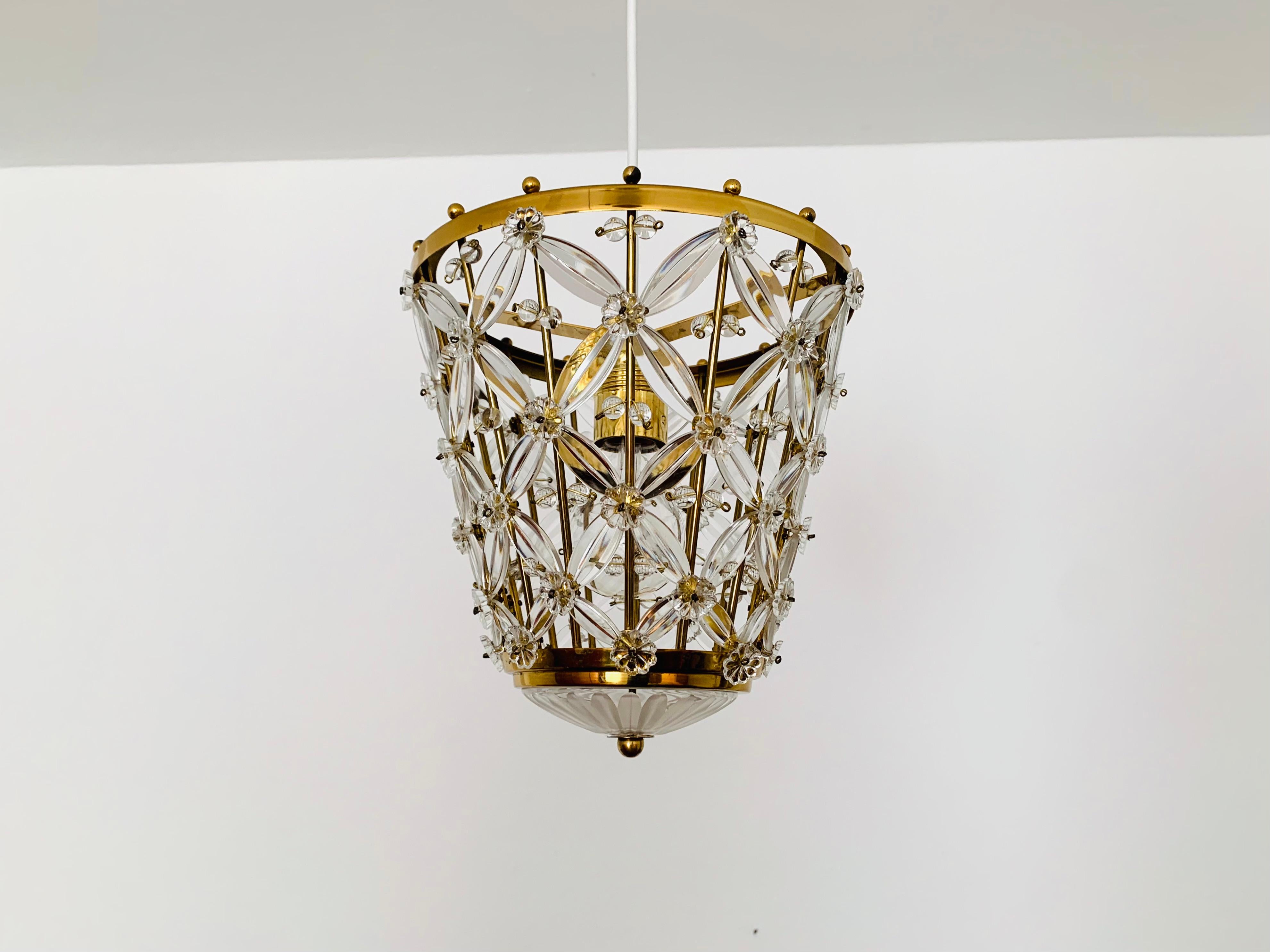 Lampada a sospensione di grande bellezza e qualità degli anni '60.
L'eccellente lavorazione e il materiale molto nobile colpiscono al primo sguardo.
Un design eccezionalmente bello.
La lampada diffonde uno spettacolare gioco di luci nella