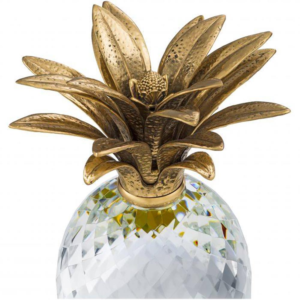 Eine handwerklich gefertigte Ananas aus Kristallglas mit einer Krone aus Messing und komplizierten Details. 

Abmessungen:

12