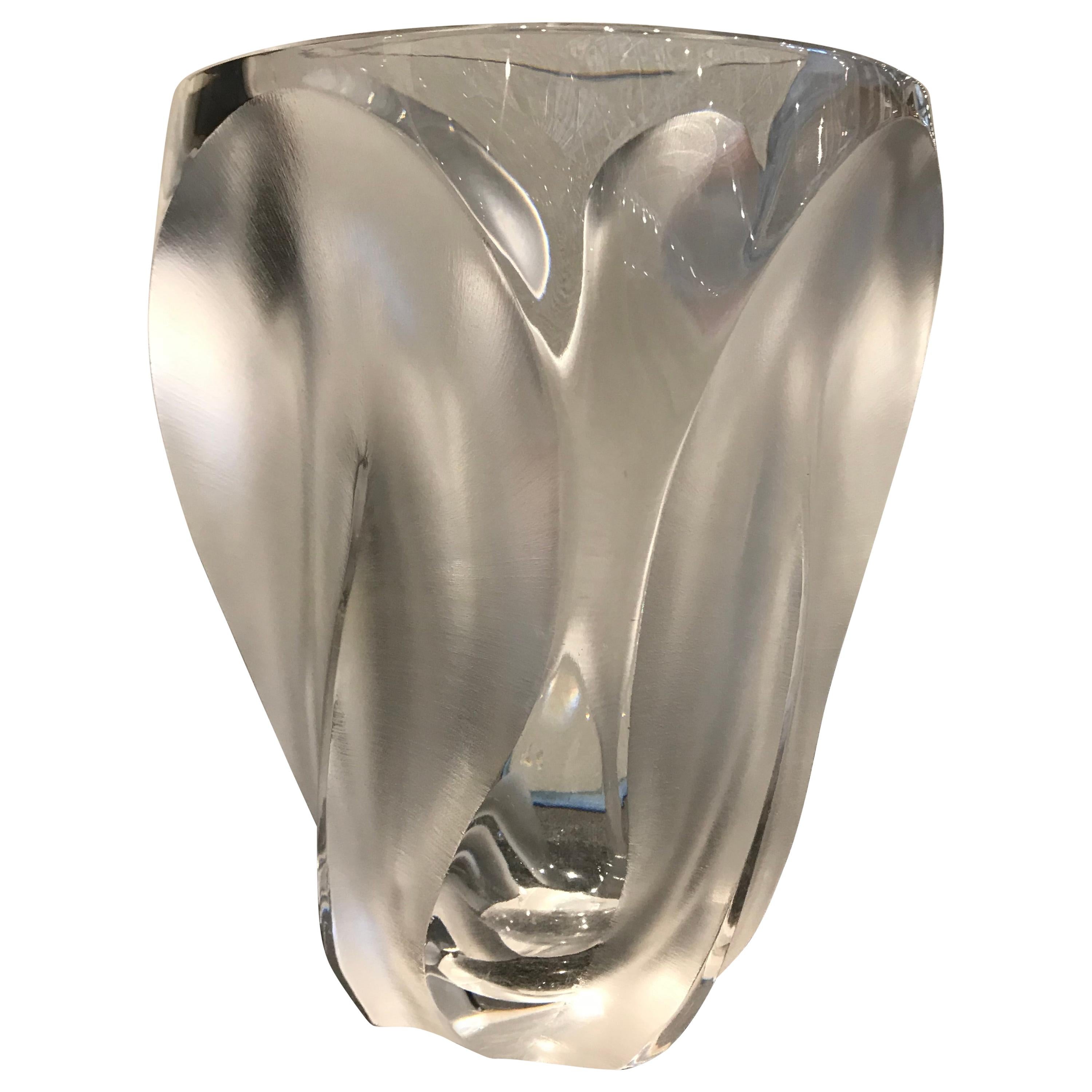 Vase aus poliertem und mattiertem Kristallglas von Lalique
Signiert: 