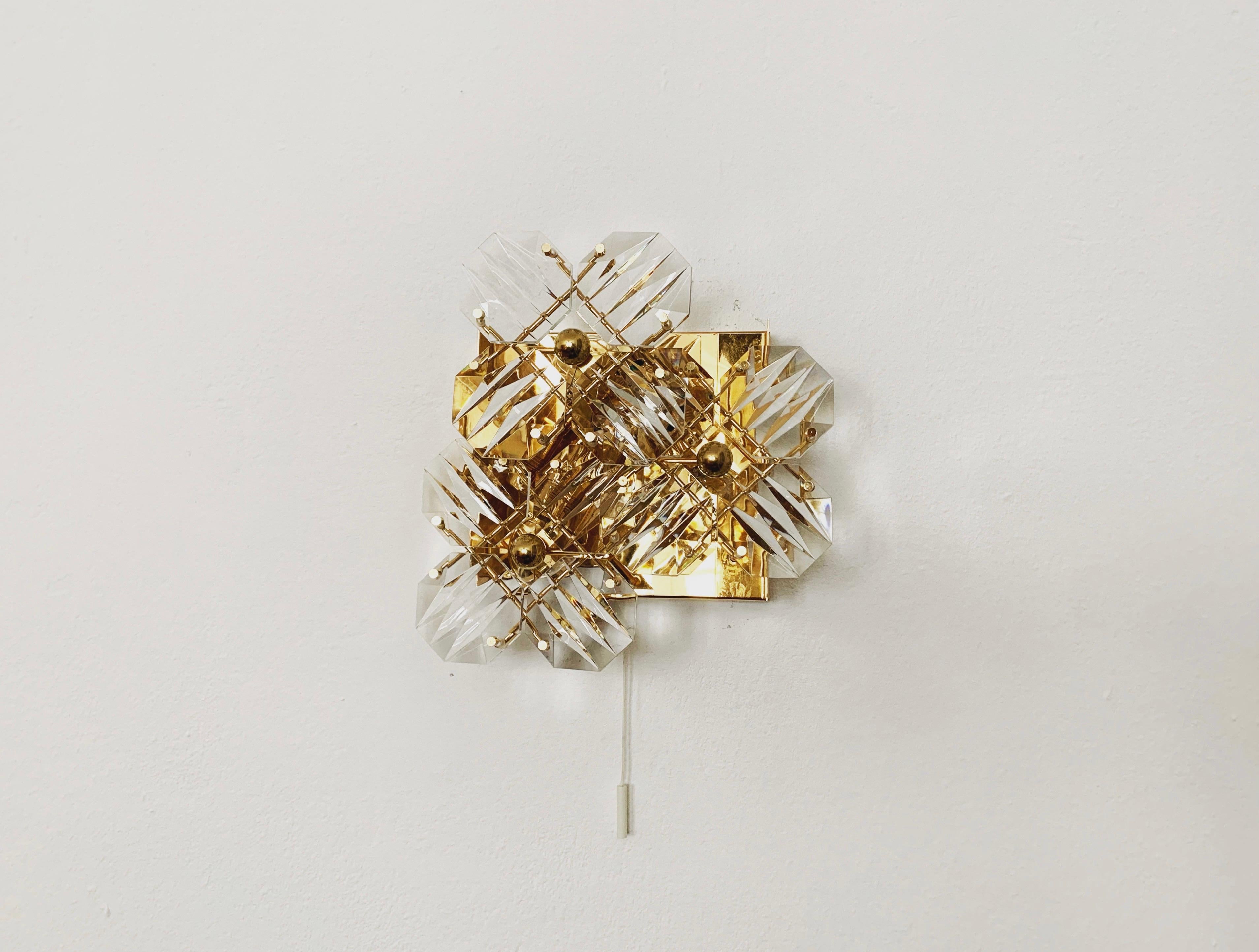 Lampada da parete estremamente bella degli anni '1960.
La lavorazione di alta qualità e il materiale molto nobile colpiscono a prima vista.
Un design eccezionalmente bello.
La tenda scintillante diffonde una luce sensazionale.

Produttore: