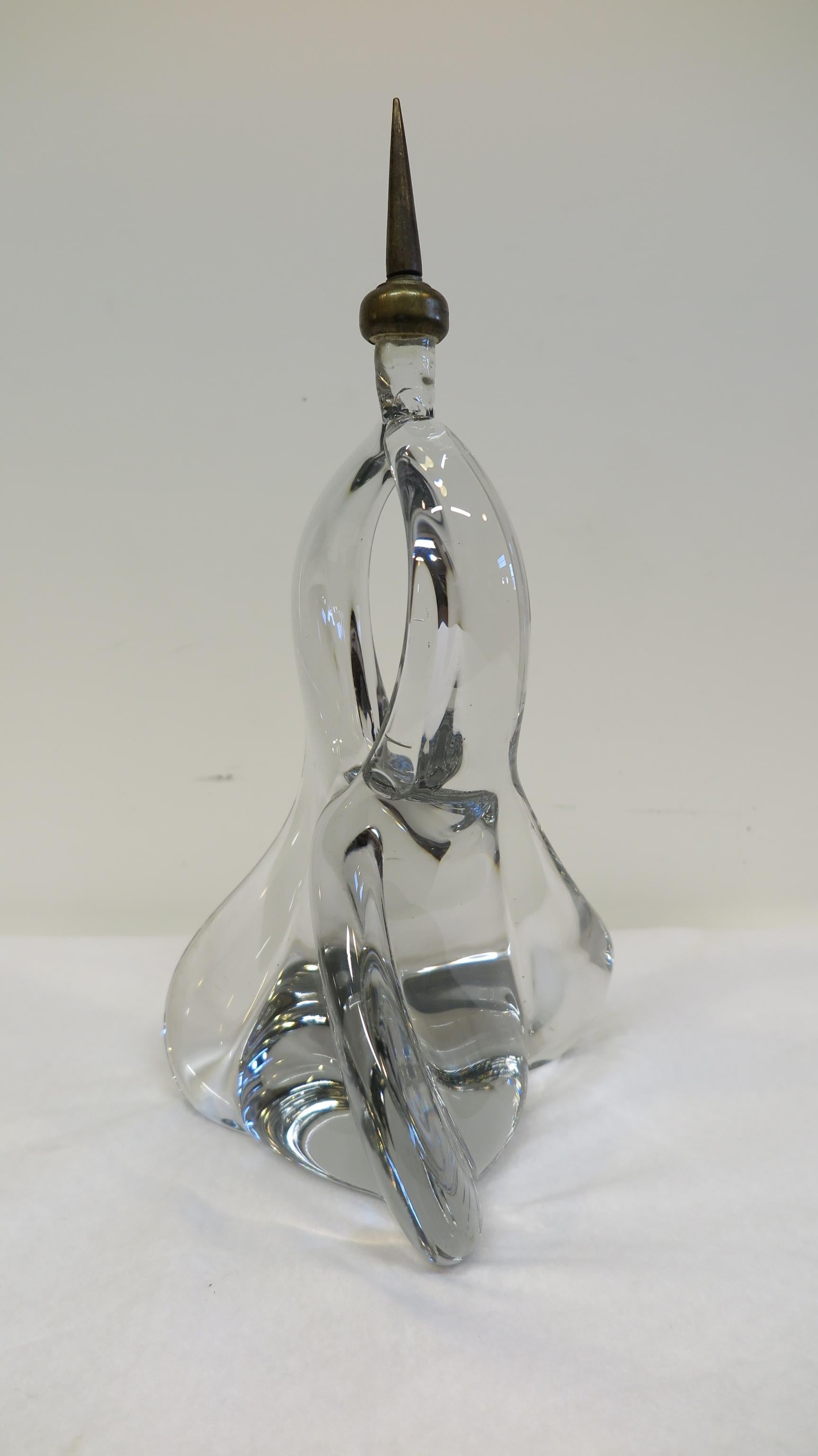 skulptur aus französischem Kristallglas von 1950. Eine abstrakte Form, die sich dreht und eine Vertiefung mit einer Messingspitze bildet. Handgeformt, geblasen, mit Luftblasen und Fehlstellen, in sehr gutem Zustand, unsigniert Frankreich, 1950-1960.