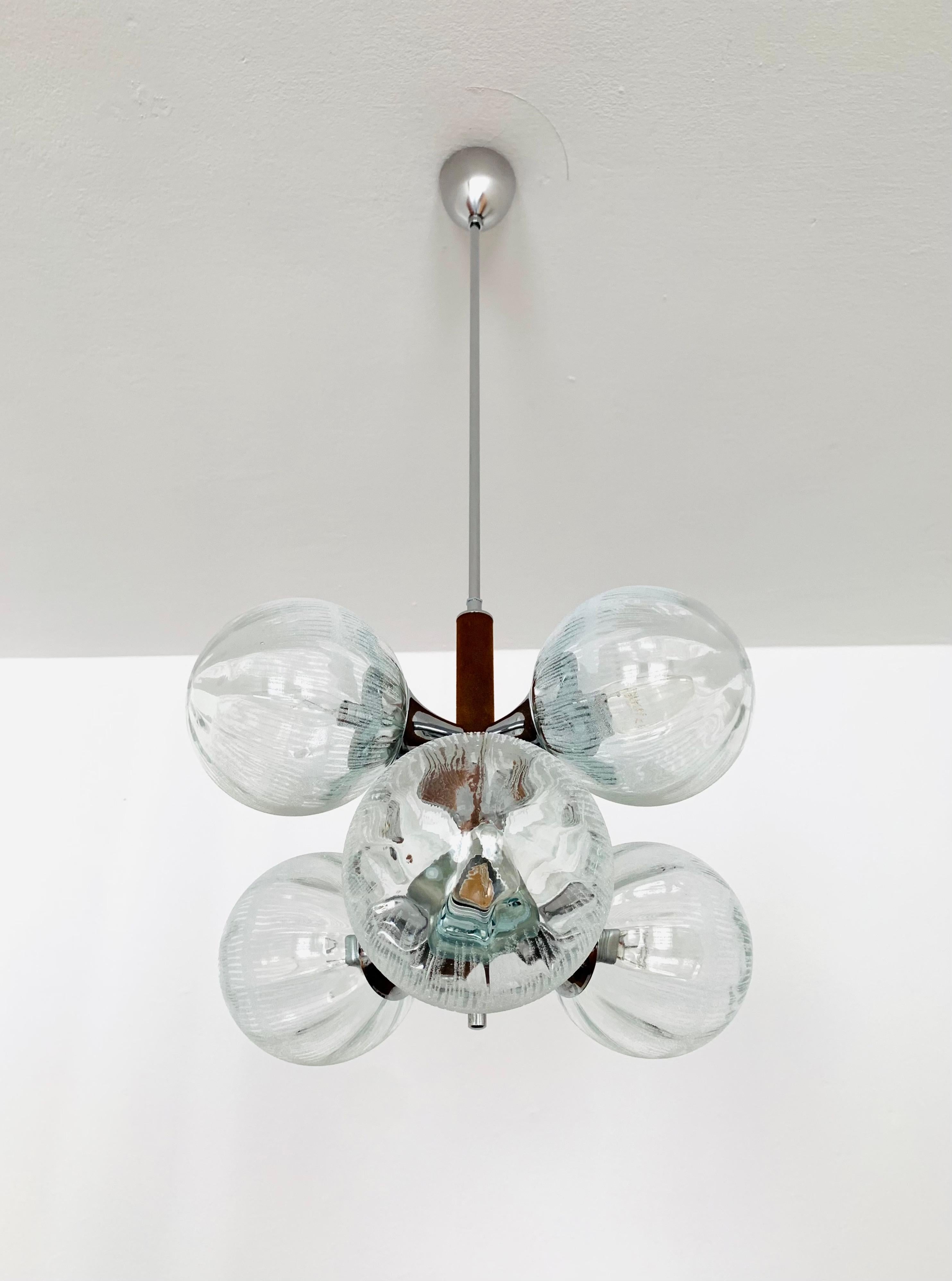 Wonderful Sputnik chandelier from the 1960s.
The 6 crystal glass lampshades have an etched pattern and a special structure in the glass.
The lamp has a very high quality finish.
Very contemporary design with a fantastic look.
A spectacular play
