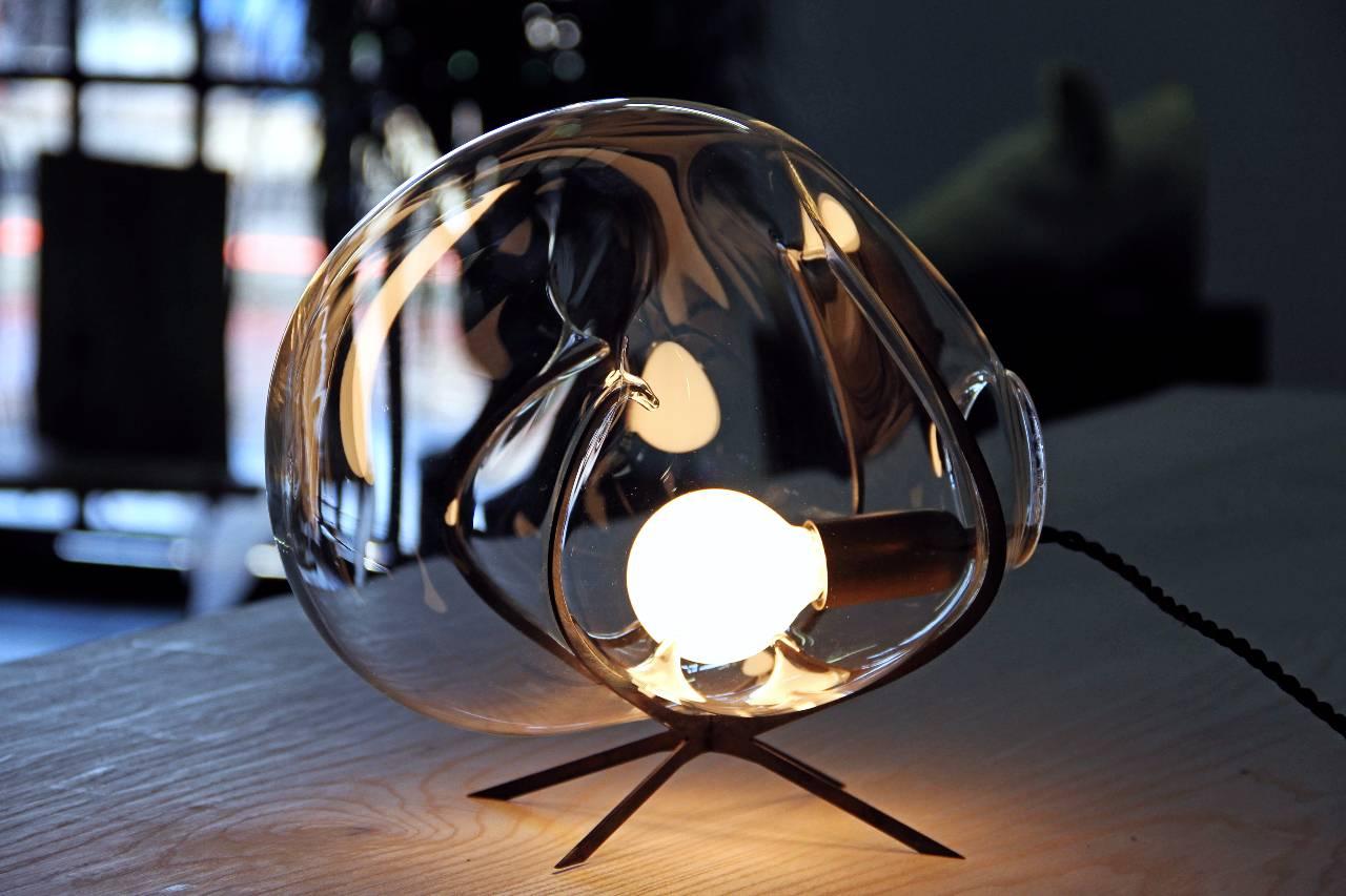 Postmoderne Lampe de bureau moderne en cristal, verre et acier « Exhale » de Catie Newell en vente