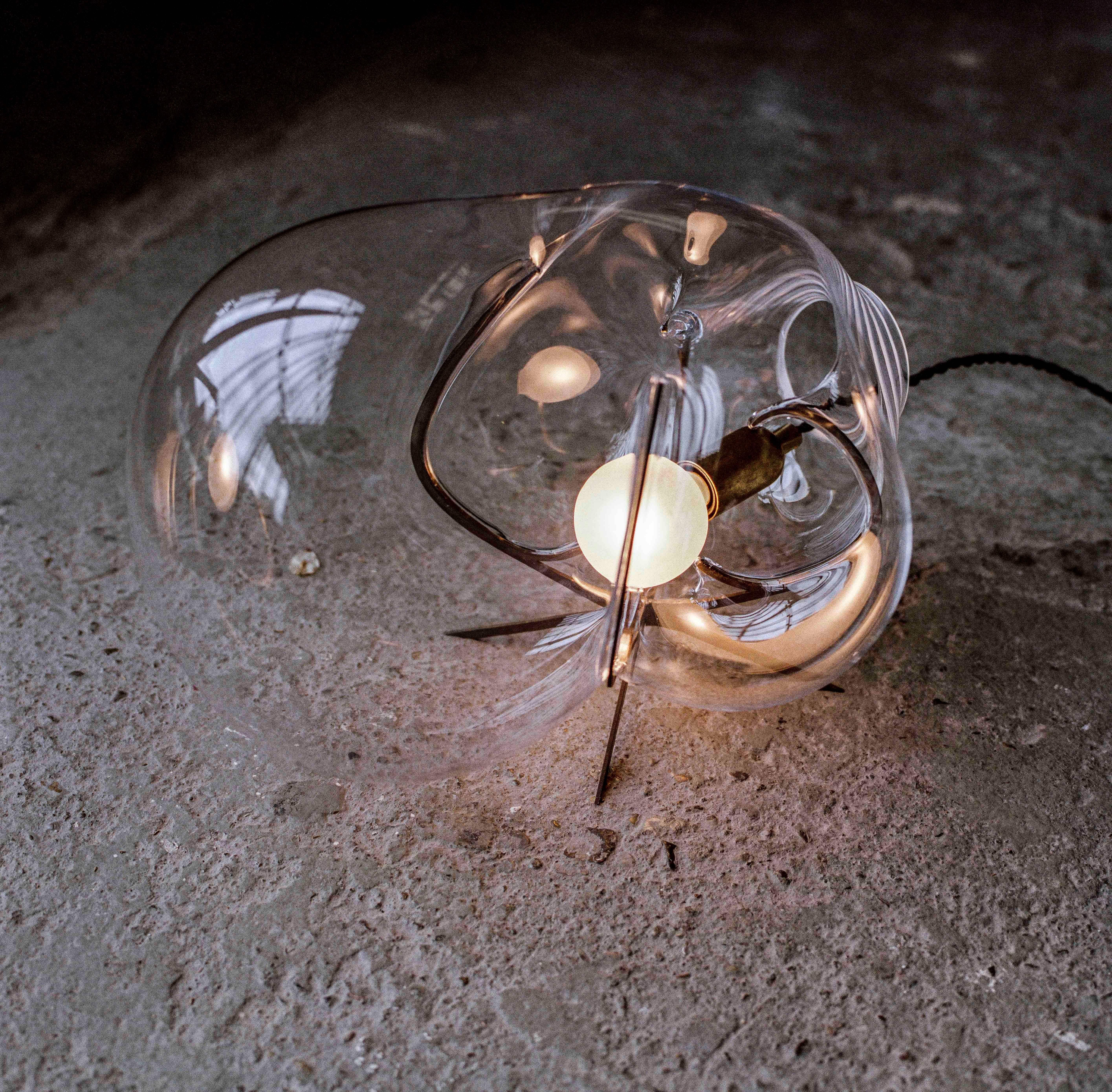 Lampe de bureau moderne en cristal, verre et acier « Exhale » de Catie Newell Neuf - En vente à Geneve, CH