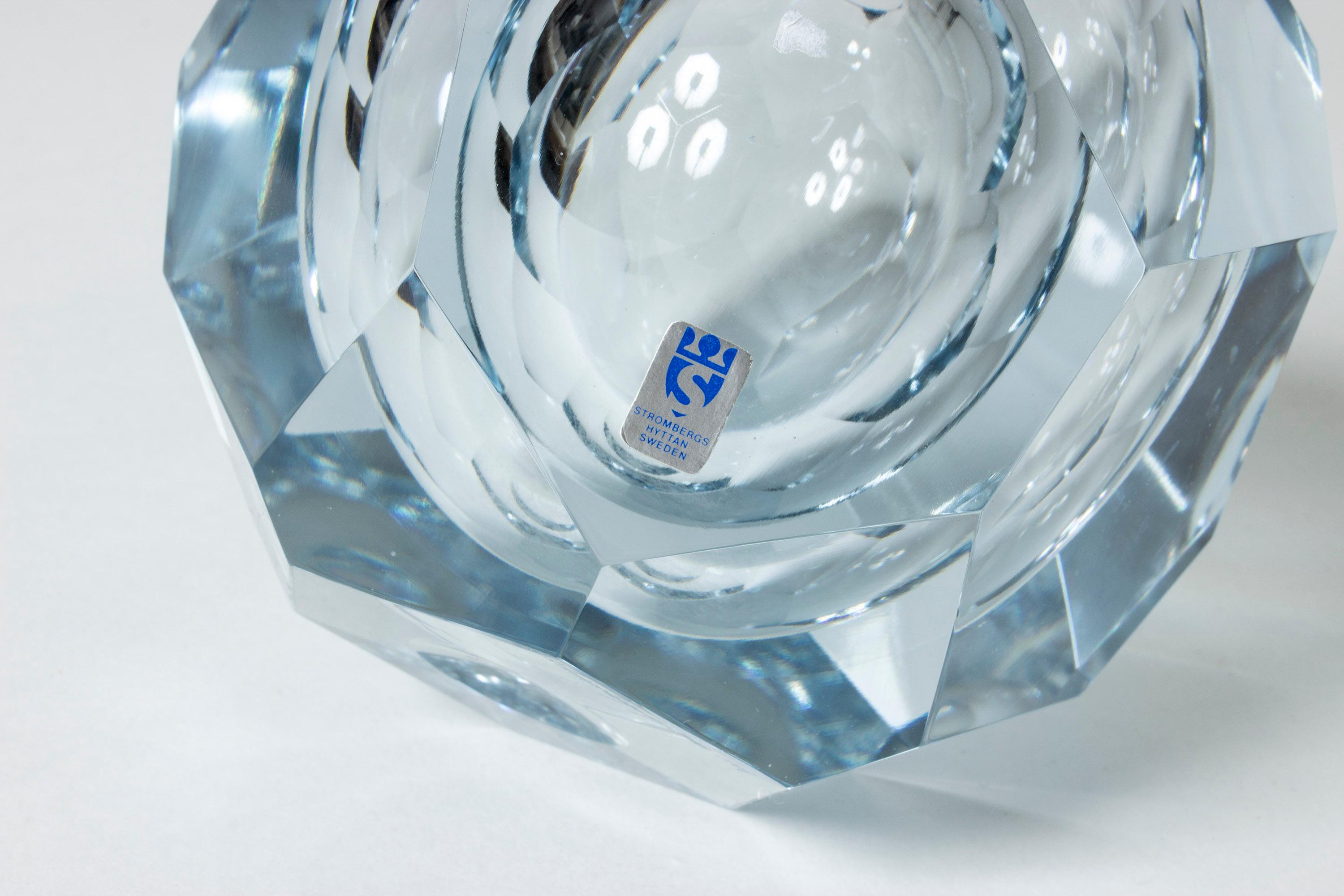 Milieu du XXe siècle Vase en verre de cristal par Asta Strömberg en vente