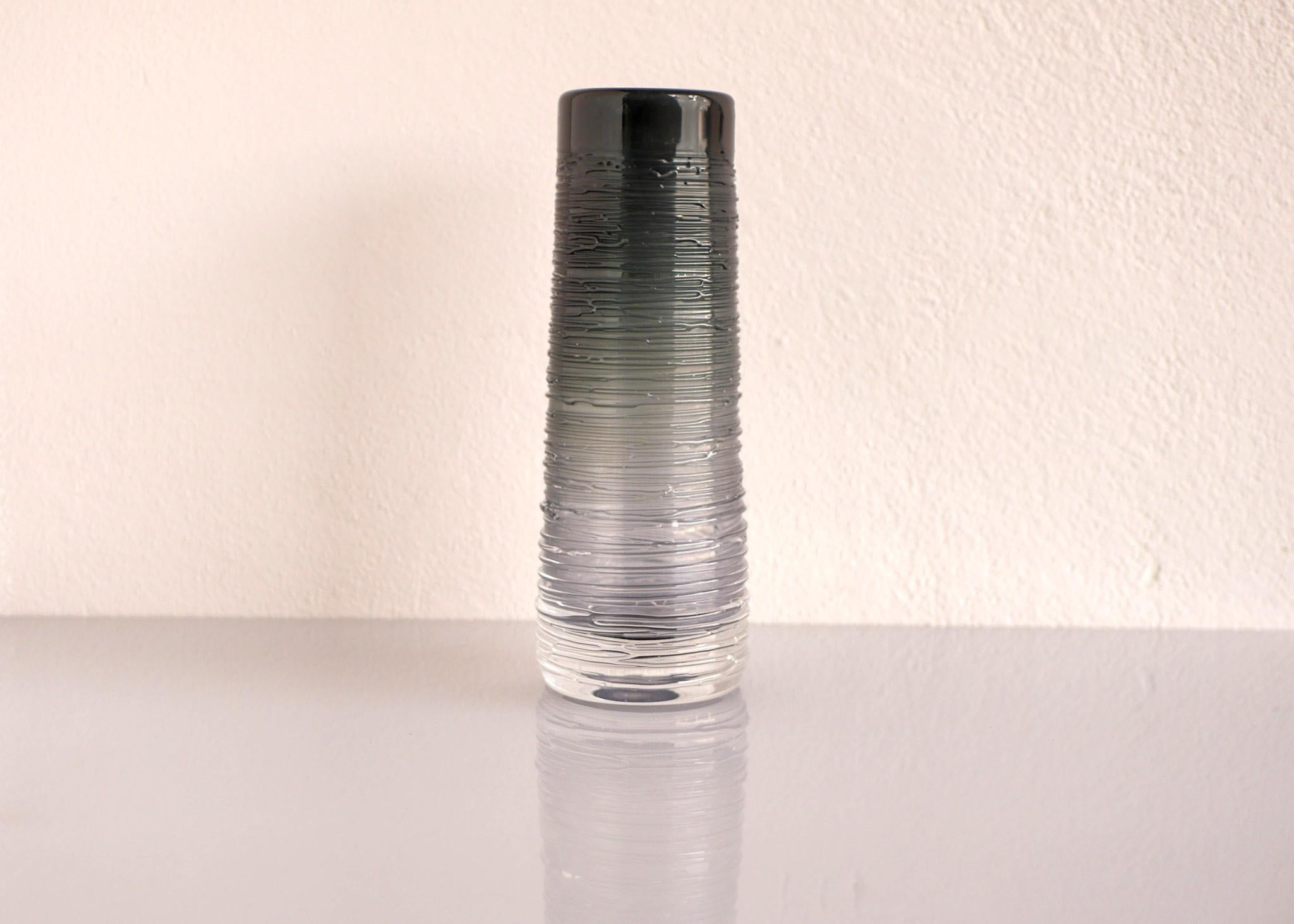 Metà XX secolo Vaso in vetro cristallo realizzato e firmato da Bengt Edenfalk per Skruf, Svezia, anni '70 in vendita