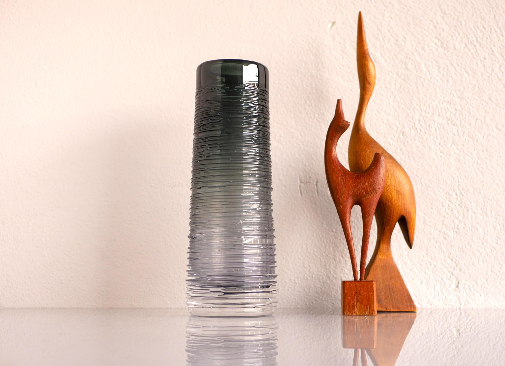 Vetro artistico Vaso in vetro cristallo realizzato e firmato da Bengt Edenfalk per Skruf, Svezia, anni '70 in vendita