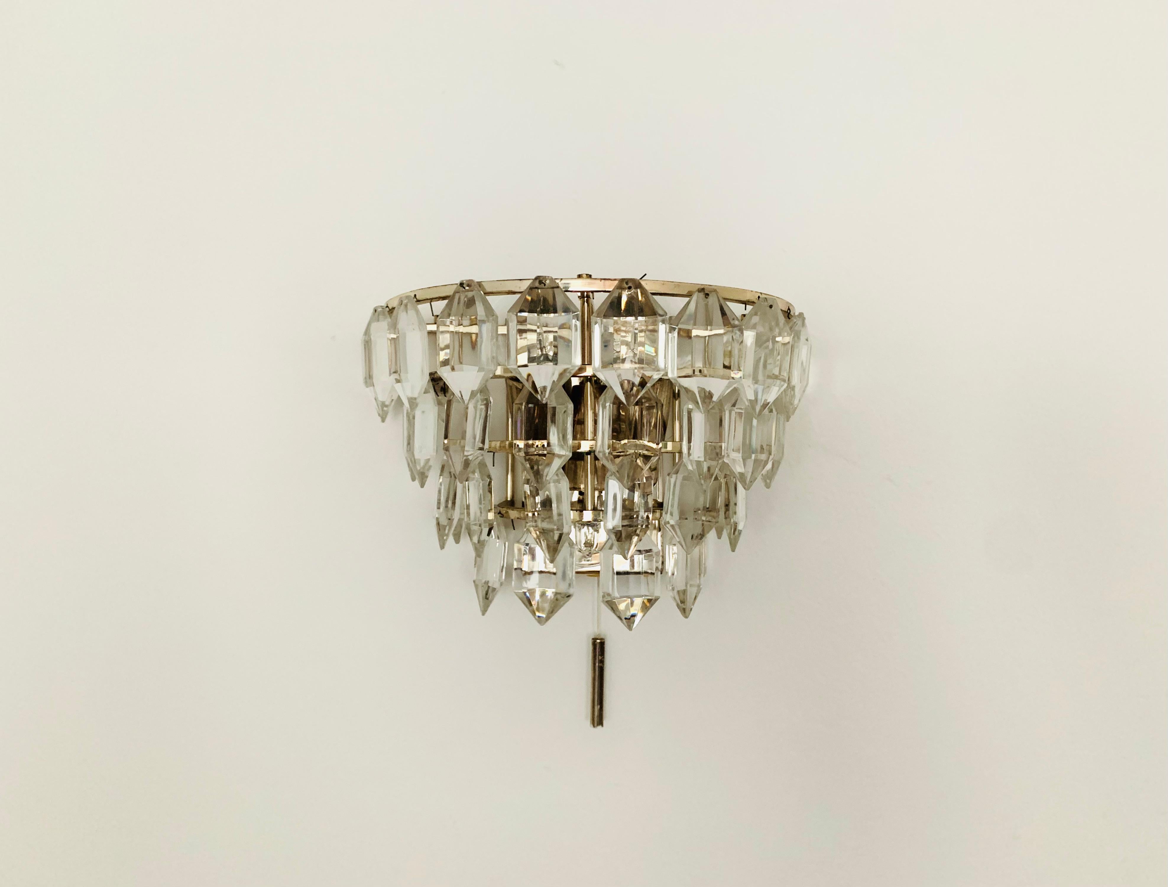 Lámpara de pared muy bonita y rara de los años 60.
Efecto luminoso muy agradable gracias al cristal, que difunde un elegante y chispeante juego de luces en la habitación.
Un diseño fascinantemente bello y una elaboración de alta