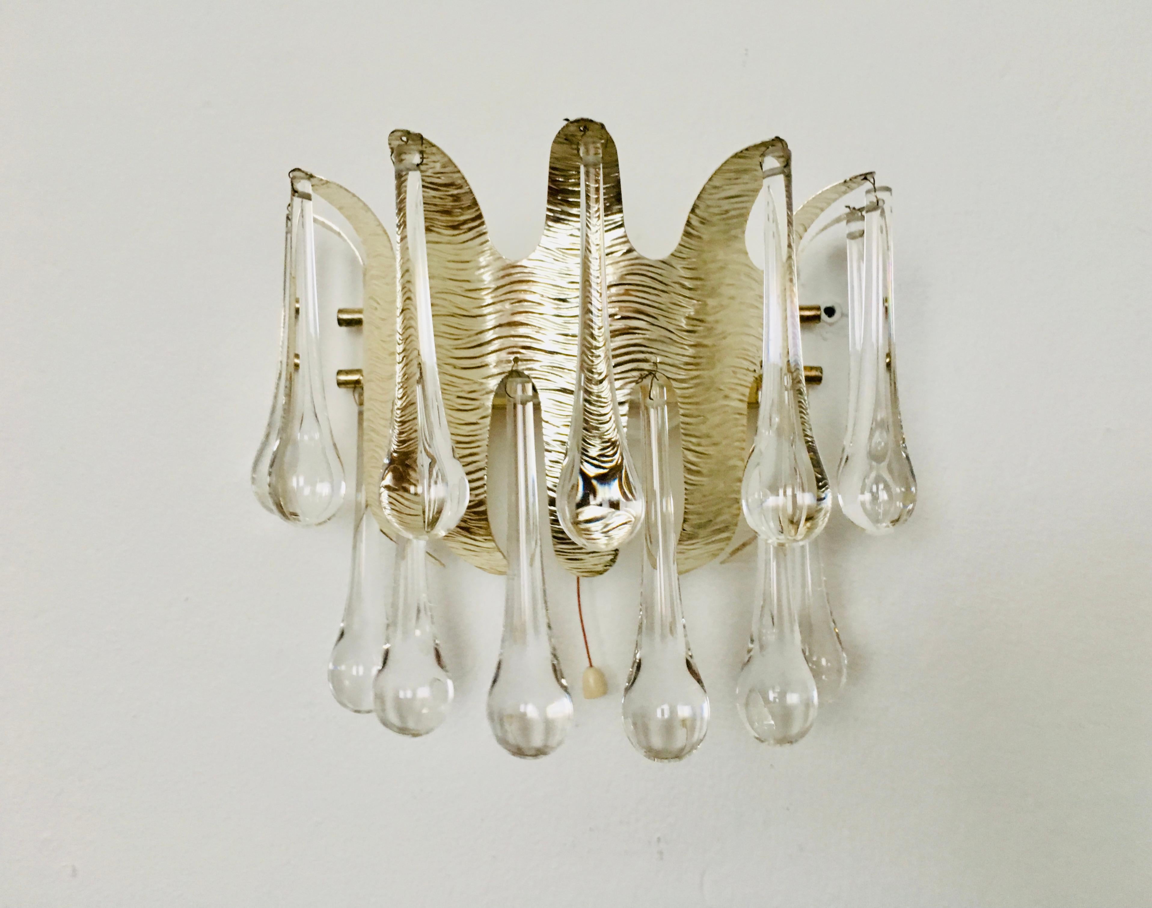 Très belle et rare applique murale des années 1960.
Effet lumineux très agréable grâce au verre de cristal, qui diffuse un jeu de lumière élégant et scintillant dans la pièce.
Un design d'une beauté saisissante et une fabrication de haute