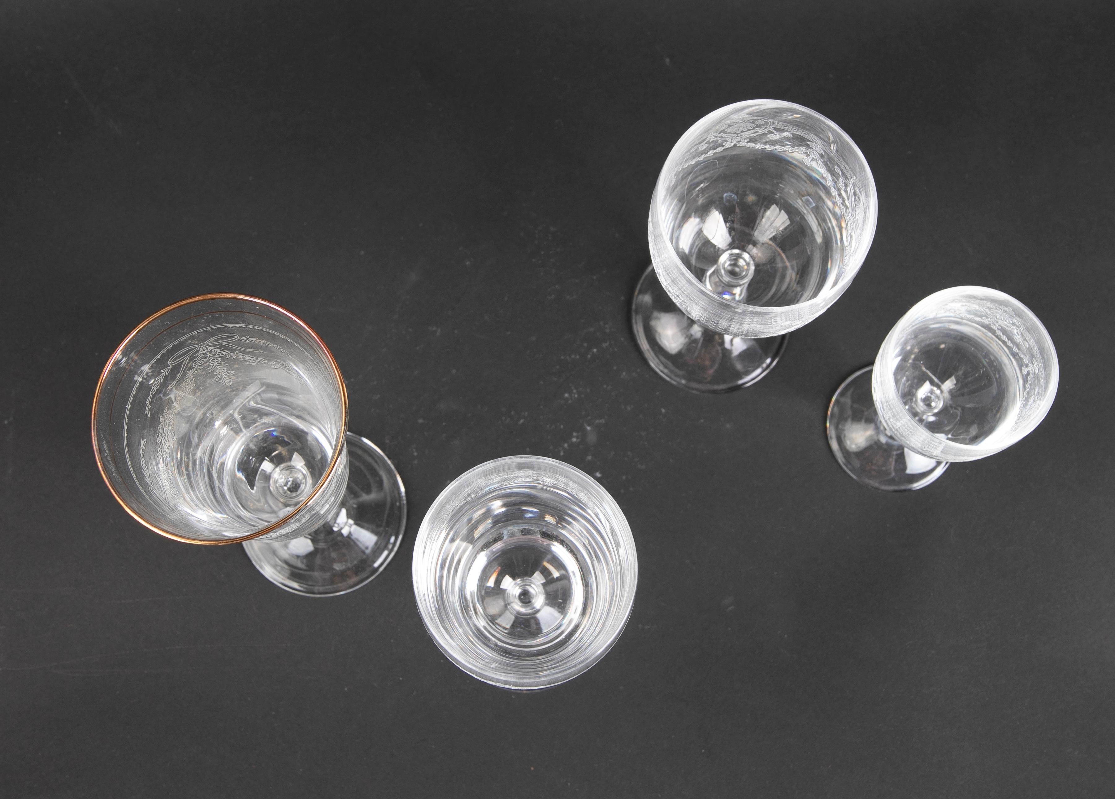 Kristallglasgeschirr aus Sechzig handgeschnitzten Stücken (20. Jahrhundert) im Angebot