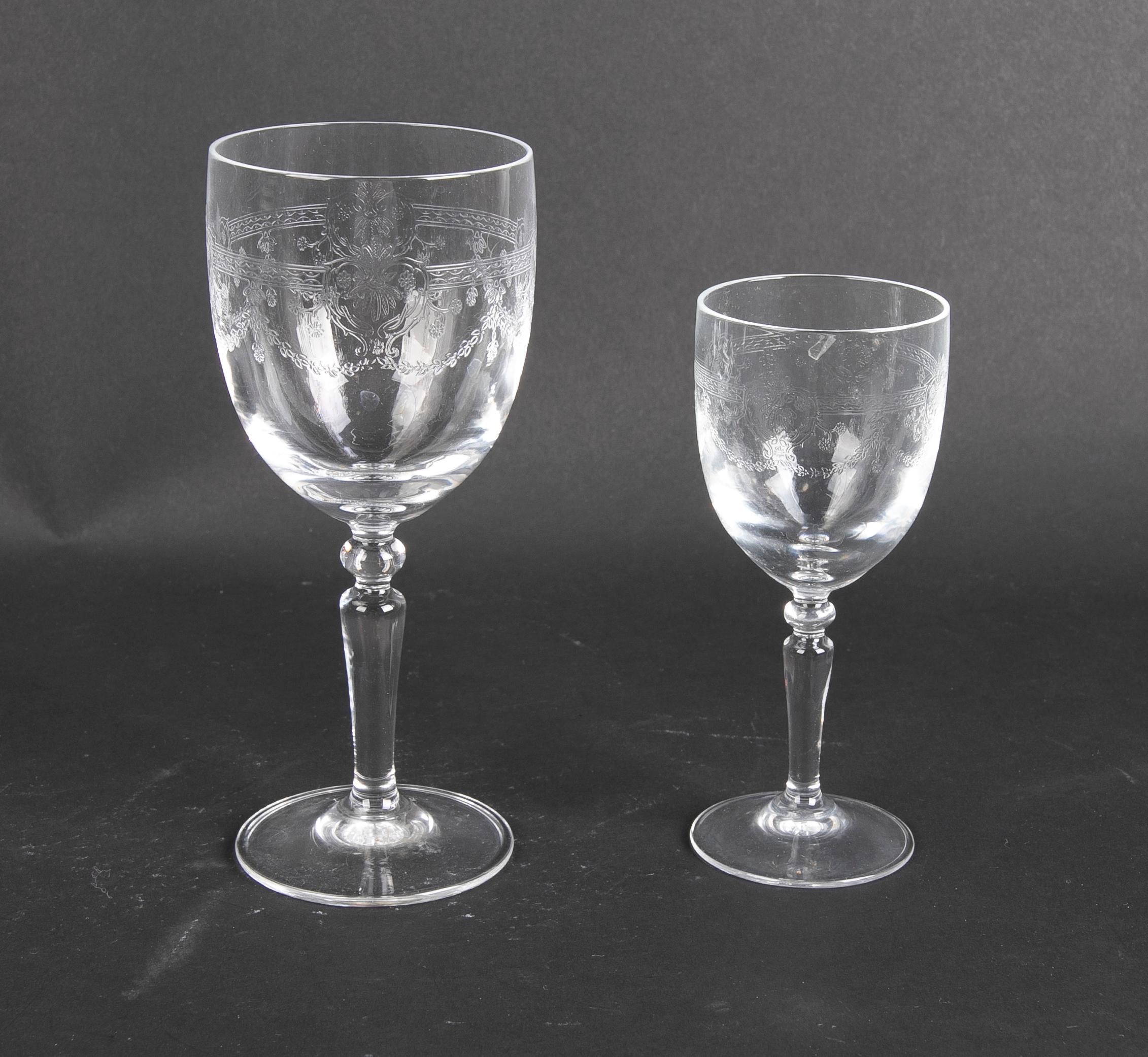 Kristallglasgeschirr aus Sechzig handgeschnitzten Stücken (Glas) im Angebot