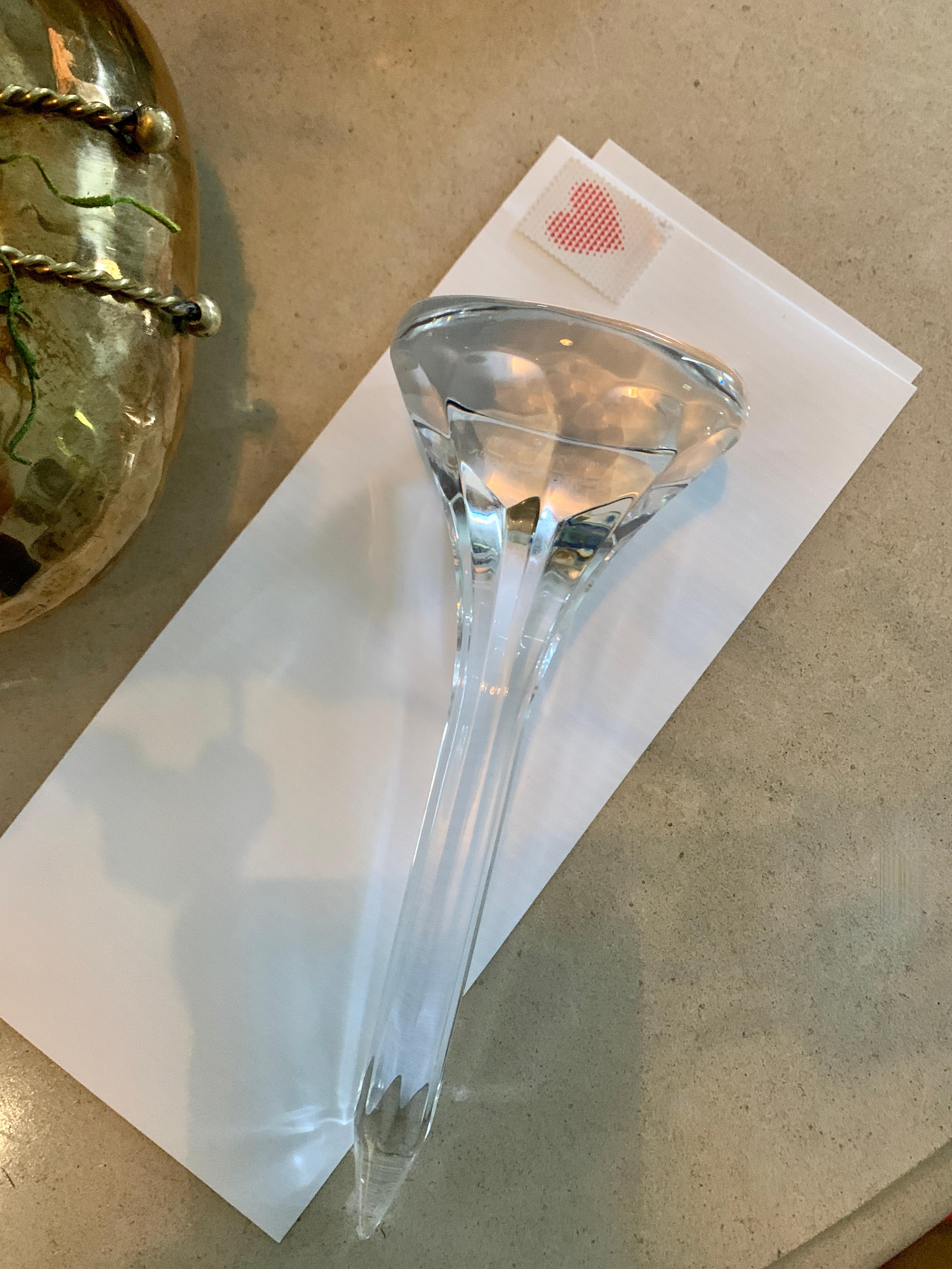 A wonderfully faceted crystal golf tee... the piece is very solid and a compliment to any desk or work space and especially those gold aficionados! Most certainly well suited for the sophisticated player with a well appointed desk. The facets in