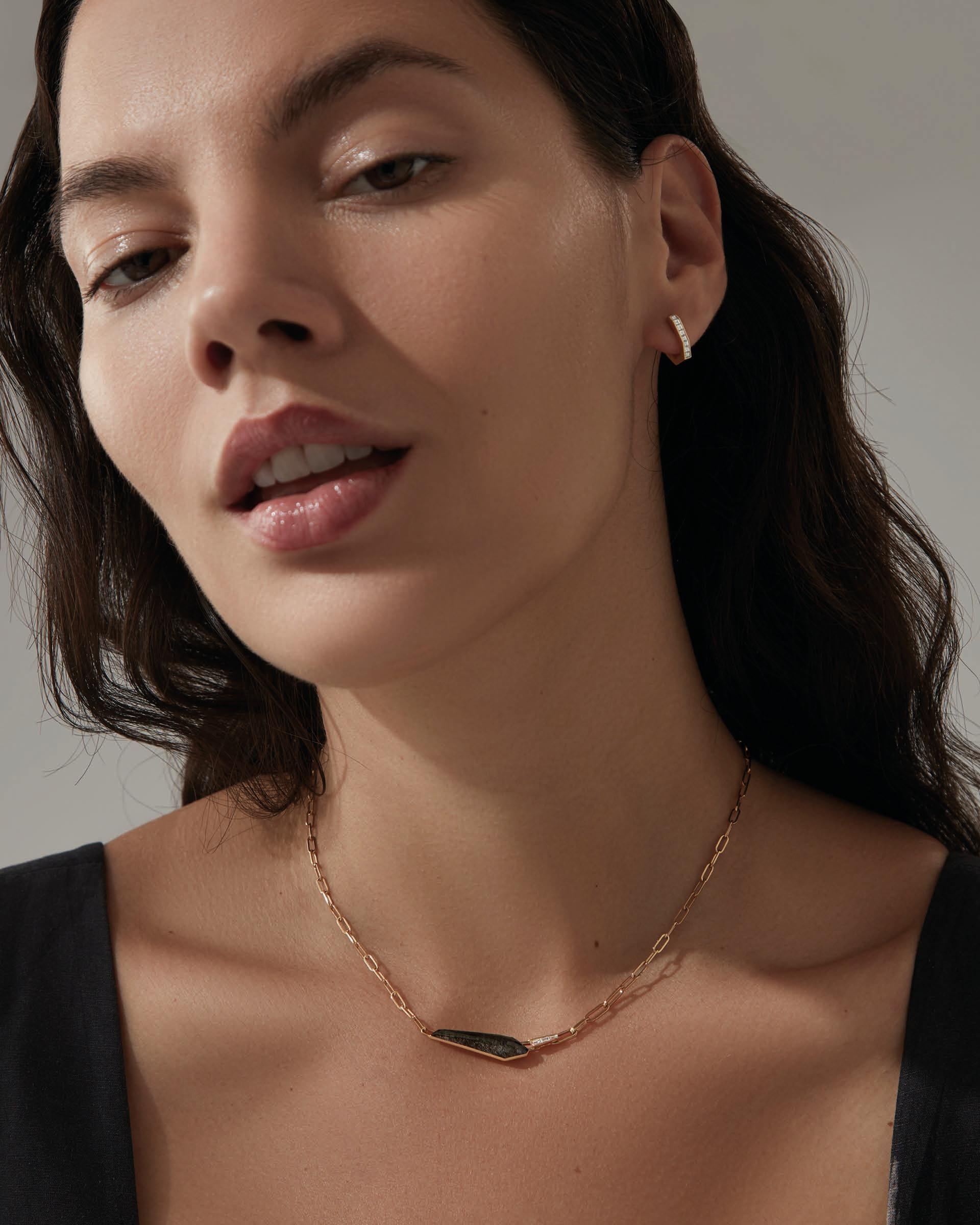 ‘CH2’ celebrates 25 years of the Crystal Haze effect created by Stephen Webster. The pioneering technique of layering faceted Quartz with a wide variety of vibrant gemstones brings a modern and new colour palette to fine jewellery.

Alluringly
