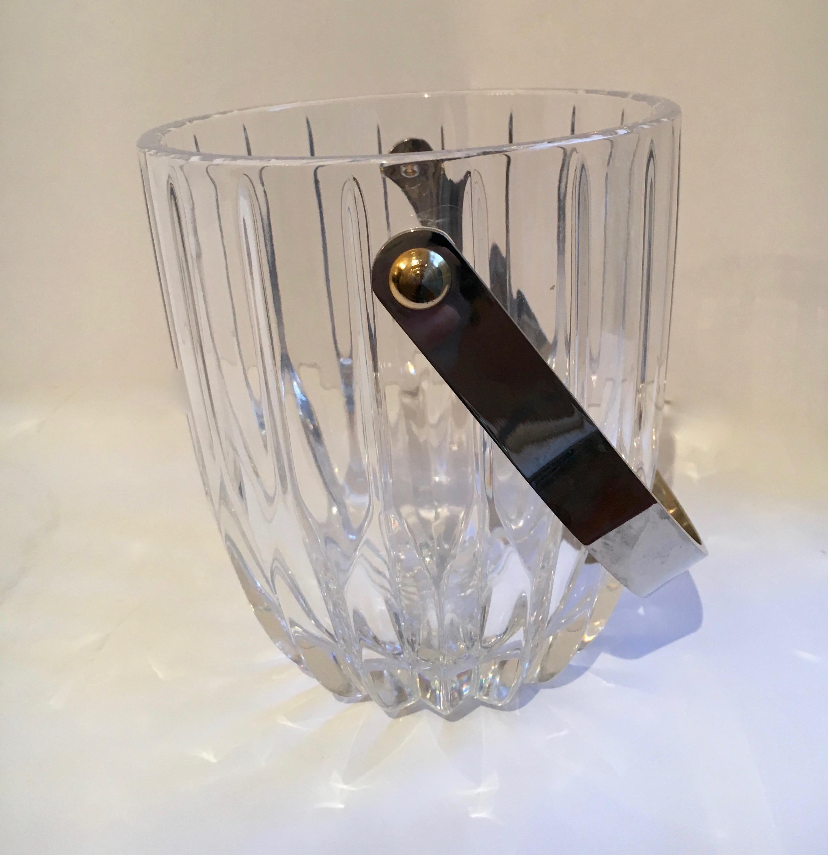 Mid-Century Modern Seau à glace en cristal avec poignée en nickel en vente