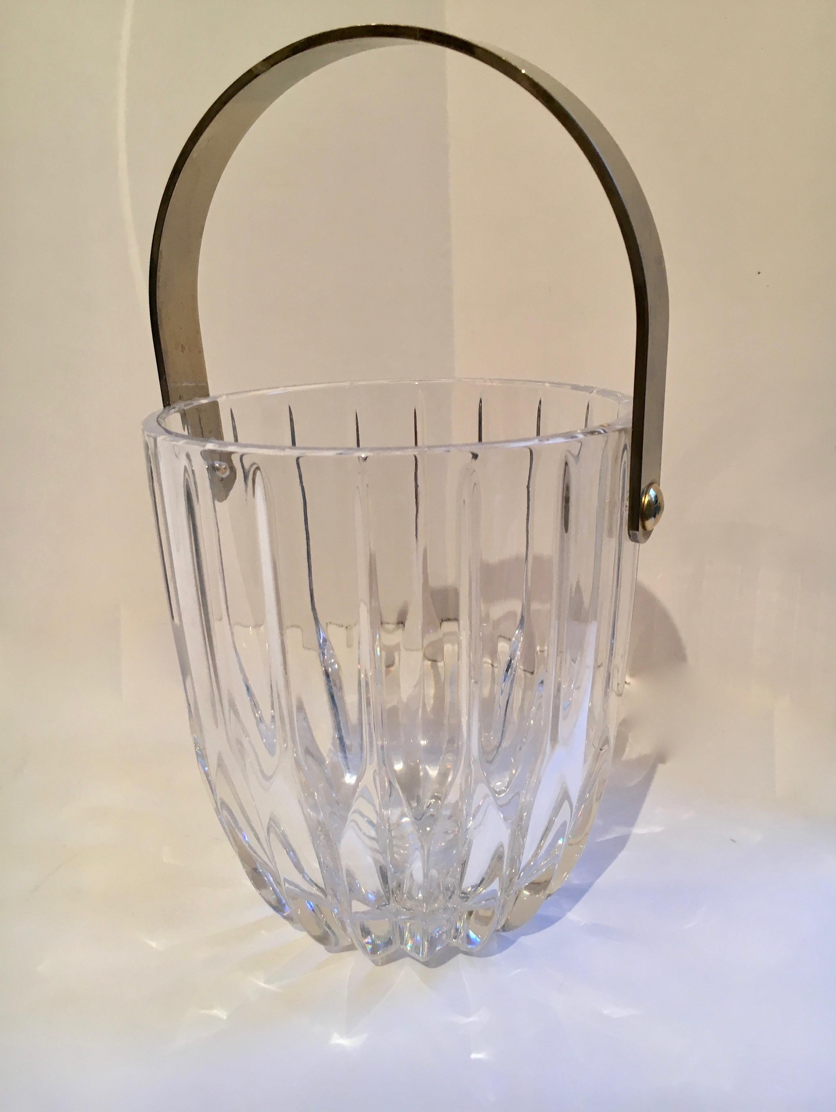 20ième siècle Seau à glace en cristal avec poignée en nickel en vente