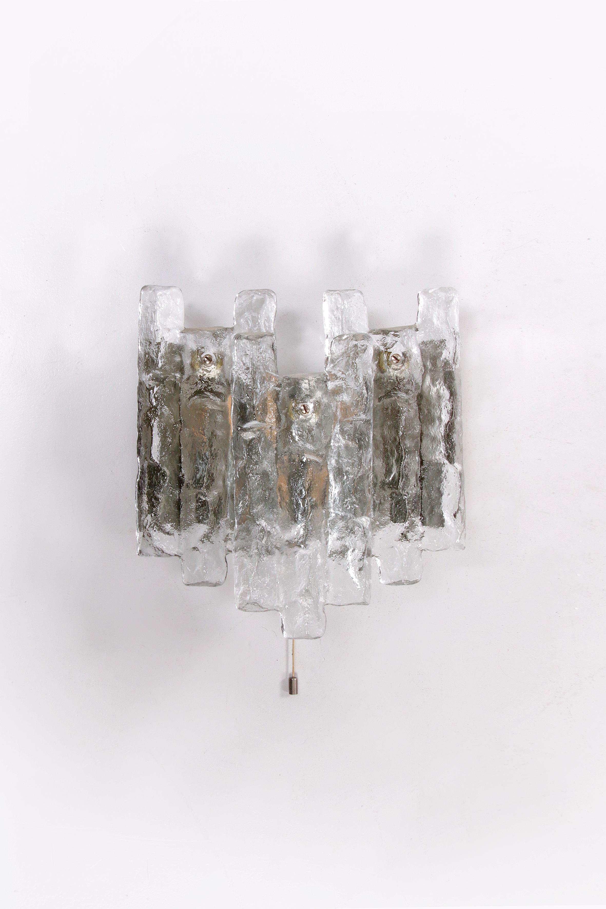 Crystal ice glass wall lamp design by J. T. Kalmar 1960


Beautiful and elegant modern brass wall lamp or sconce, manufactured by J.T. Kalmar Austria in the 1960s. Beautiful design, executed to a very high standard. Five massive ice glass plates