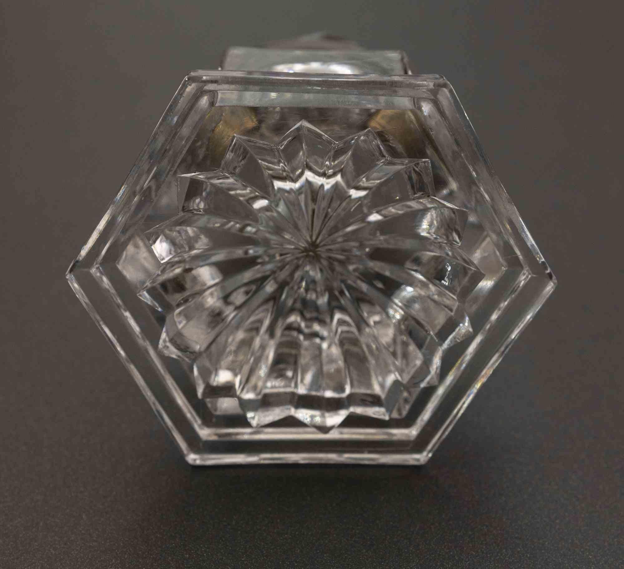 Das Kristalltintenfass mit Stopfen ist ein schönes Dekorationsobjekt.

Das Tintenfass ist sechseckig und befindet sich in einem guten Zustand.

Leichte Oxidation an der Basis des Stopfens.