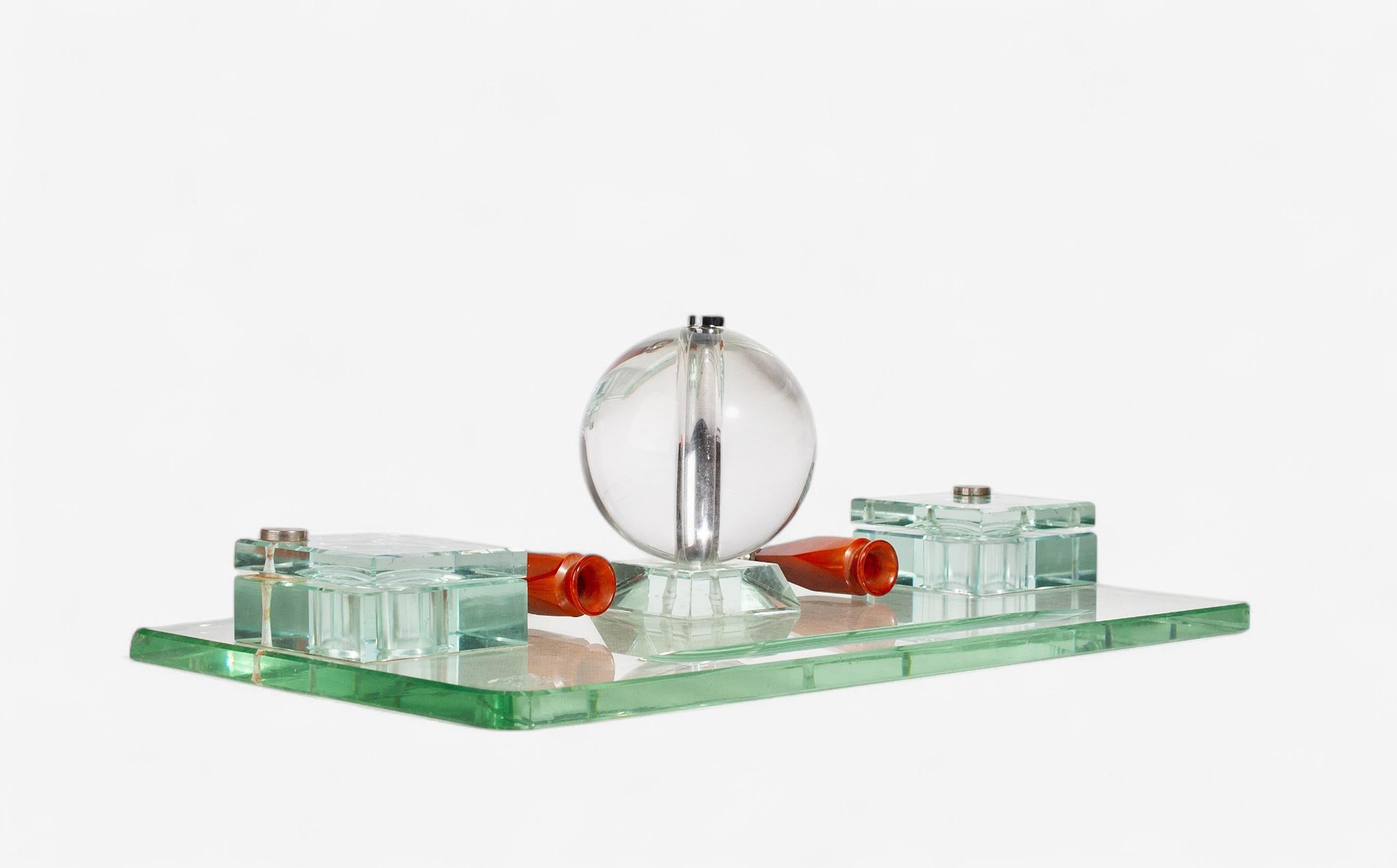 Ensemble de bureau Art Déco du début du 20ème siècle composé d'encriers et de plumiers par Jacques Adnet fabriqué par Baccarat, France

Par : Jacques Adnet, Baccarat
Matière : verre, cristal
Technique : coulée, moulée
Dimensions : 9 po x 17 po x 6