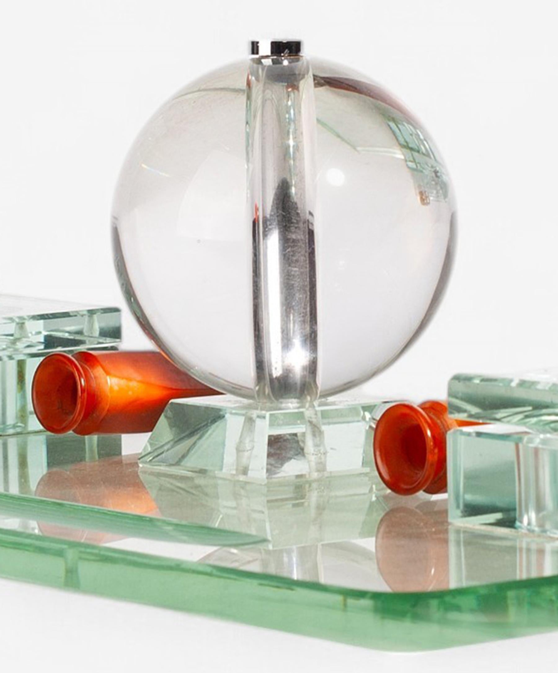 20ième siècle Ensemble de bureau et plateaux pour stylos en cristal de Jacques Adnet et Baccarat, France en vente