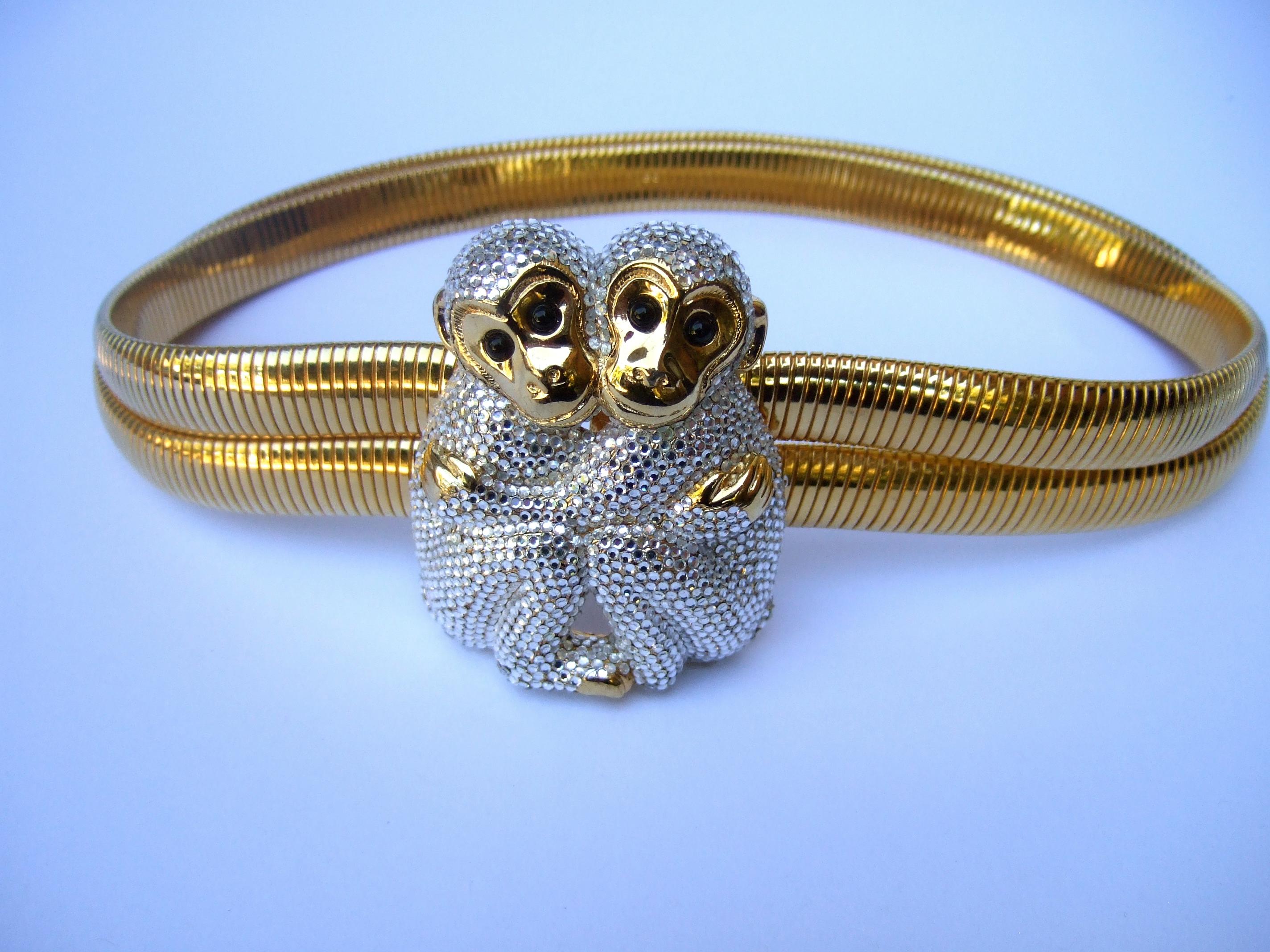 Cinturón elástico con incrustaciones de joyas de cristal Par de monos grandes c Años 80 en venta 2