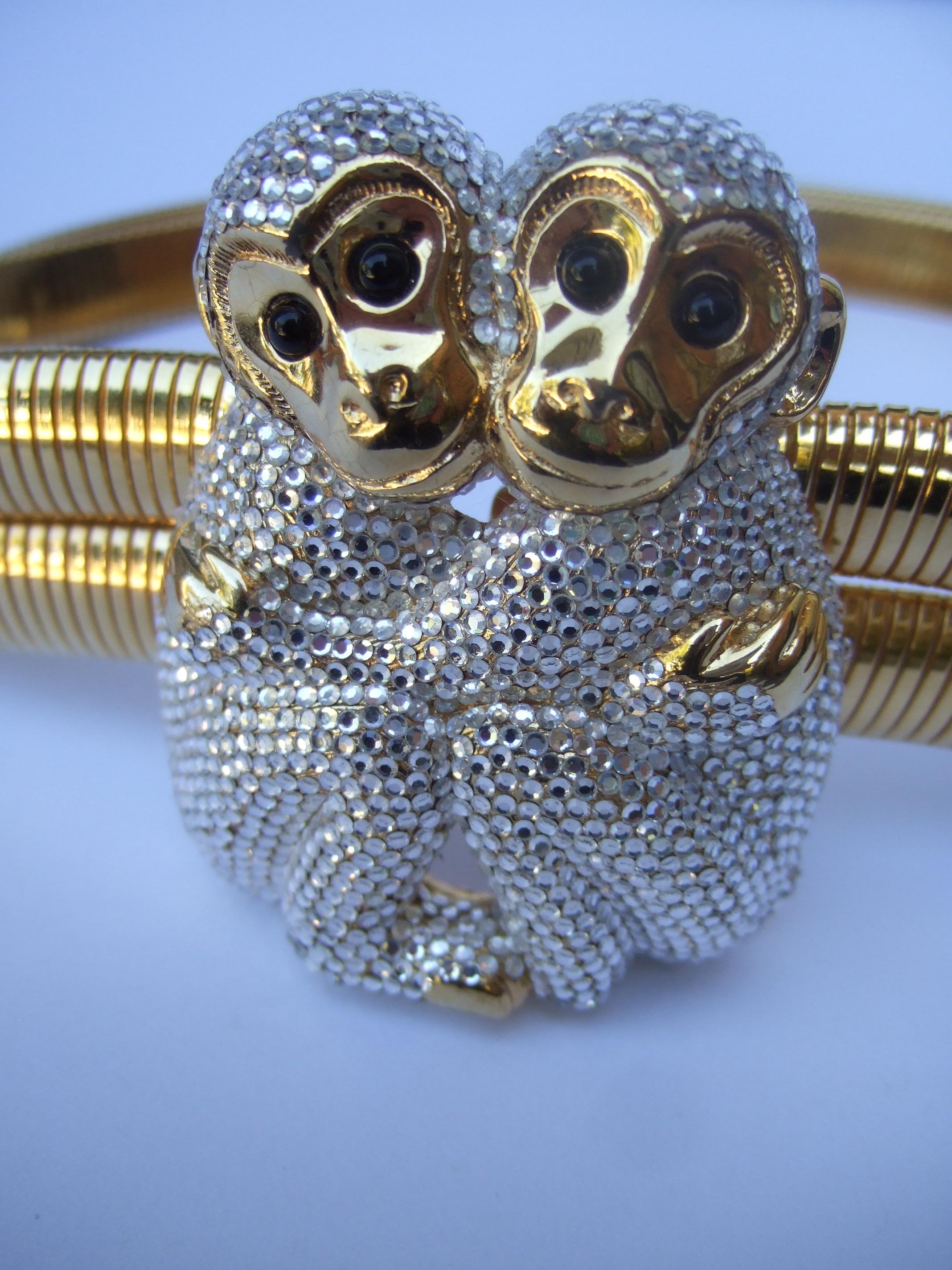 Cinturón elástico con incrustaciones de joyas de cristal Par de monos grandes c Años 80 en venta 3