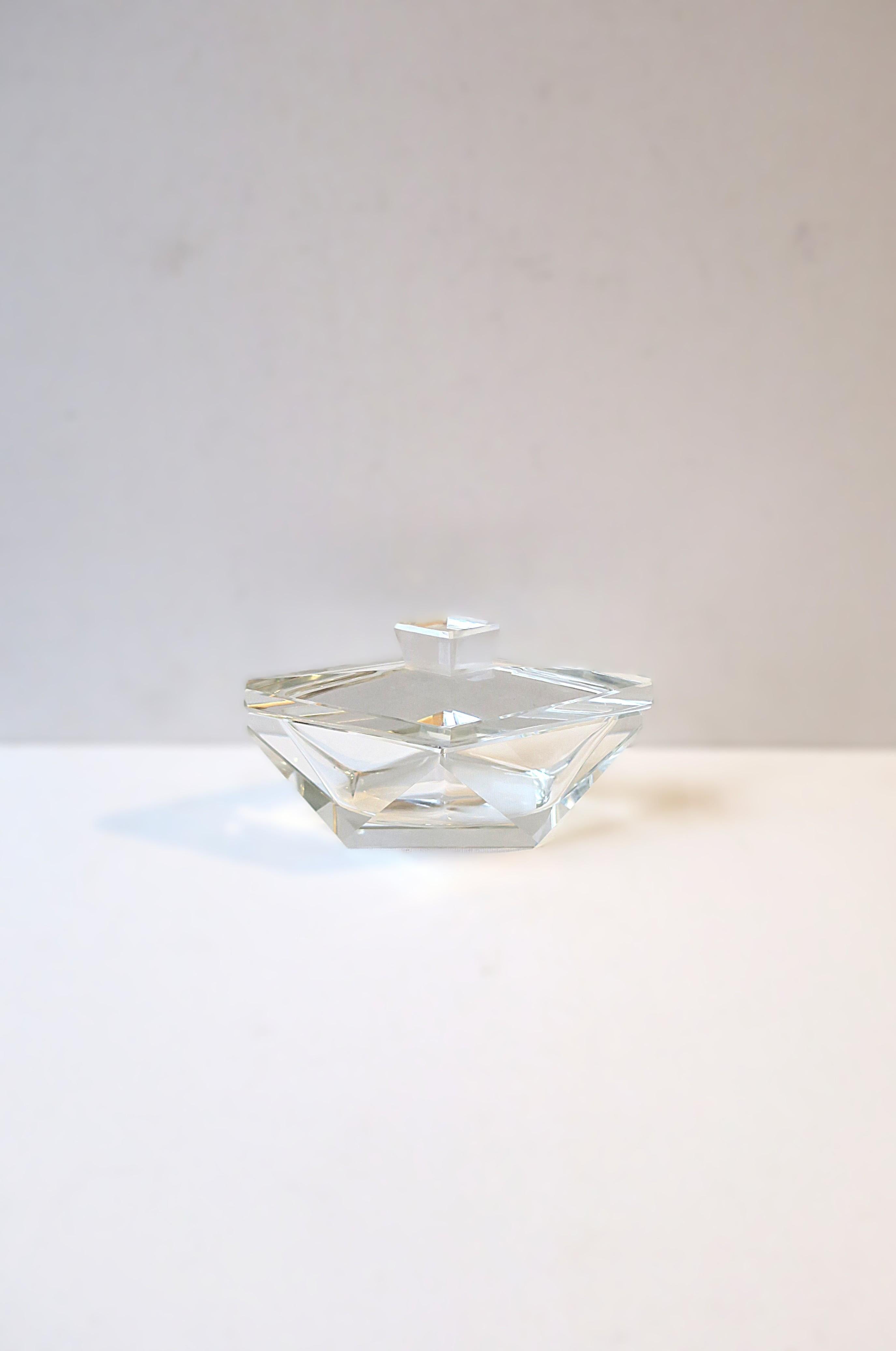 Magnifique boîte à bijoux en cristal en forme de marque, dans le style Hollywood Regency, vers le milieu du XXe siècle. Une belle boîte en cristal facetté avec une forme de marque (base, couvercle et bouton.) Une belle pièce pour contenir de petits