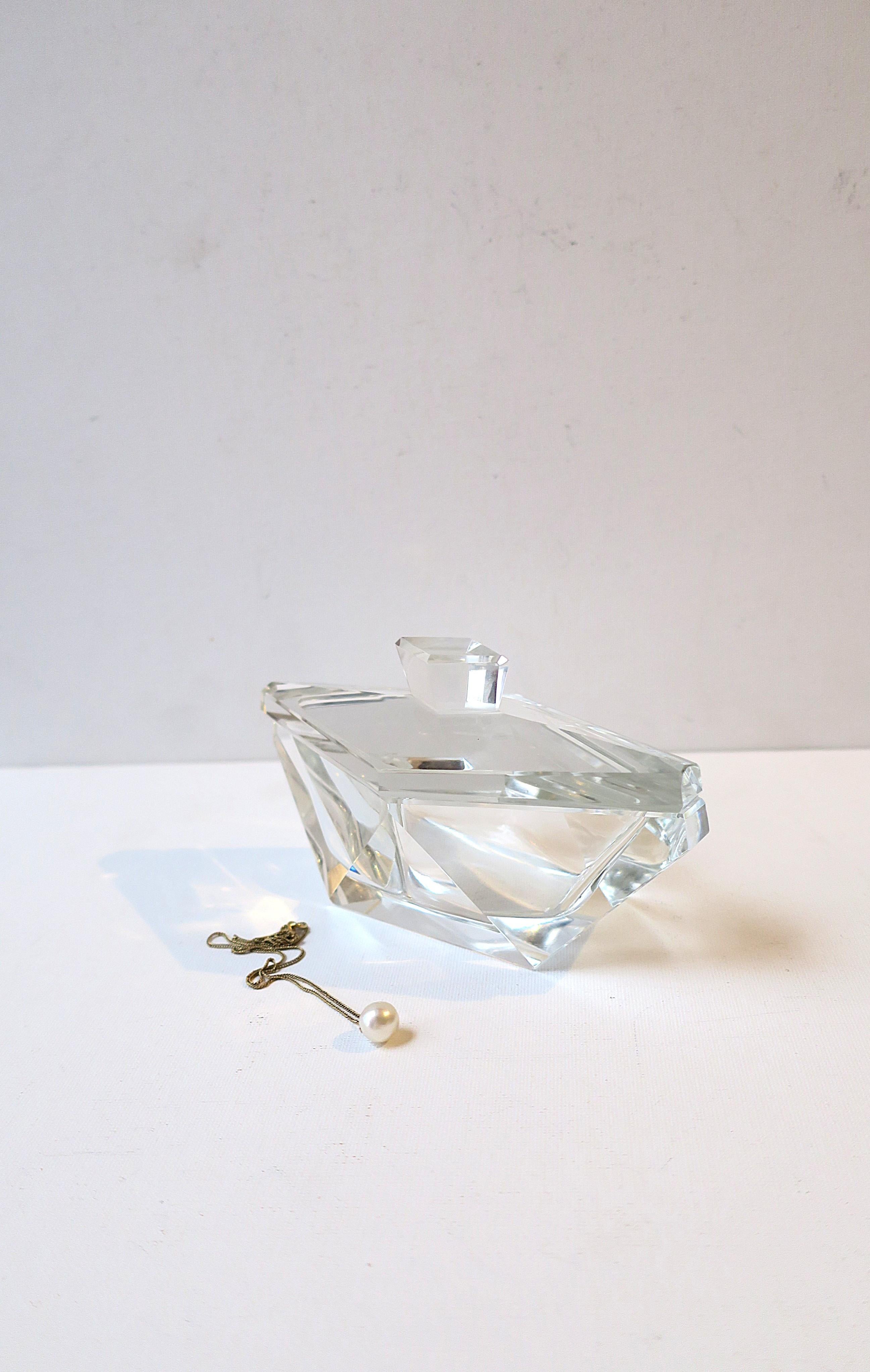 Boîte à bijoux en cristal Marque Shape Bon état - En vente à New York, NY