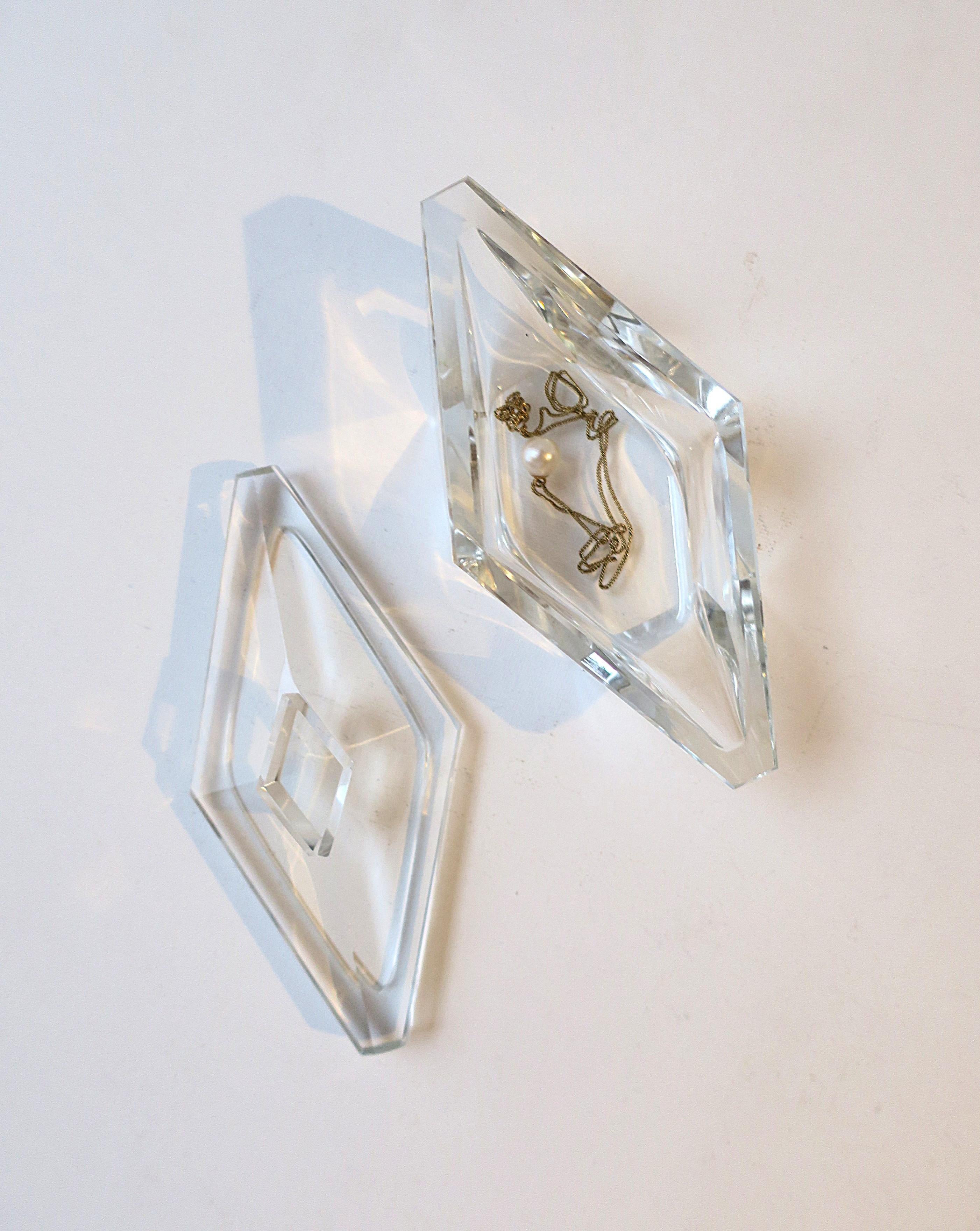 20ième siècle Boîte à bijoux en cristal Marque Shape en vente
